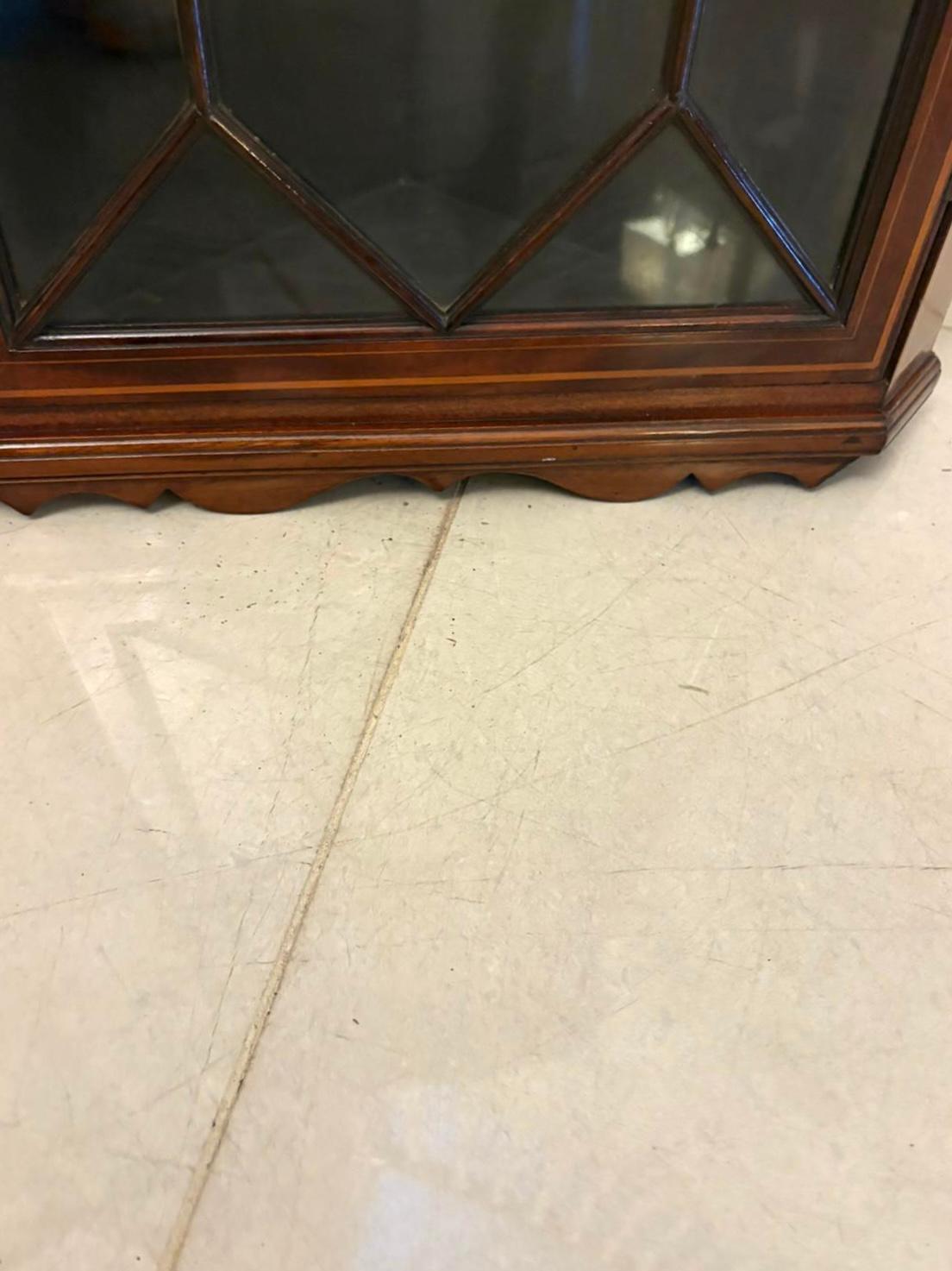 Mogano Antico mobile da esposizione ad angolo in mogano intarsiato di qualità edoardiana in vendita