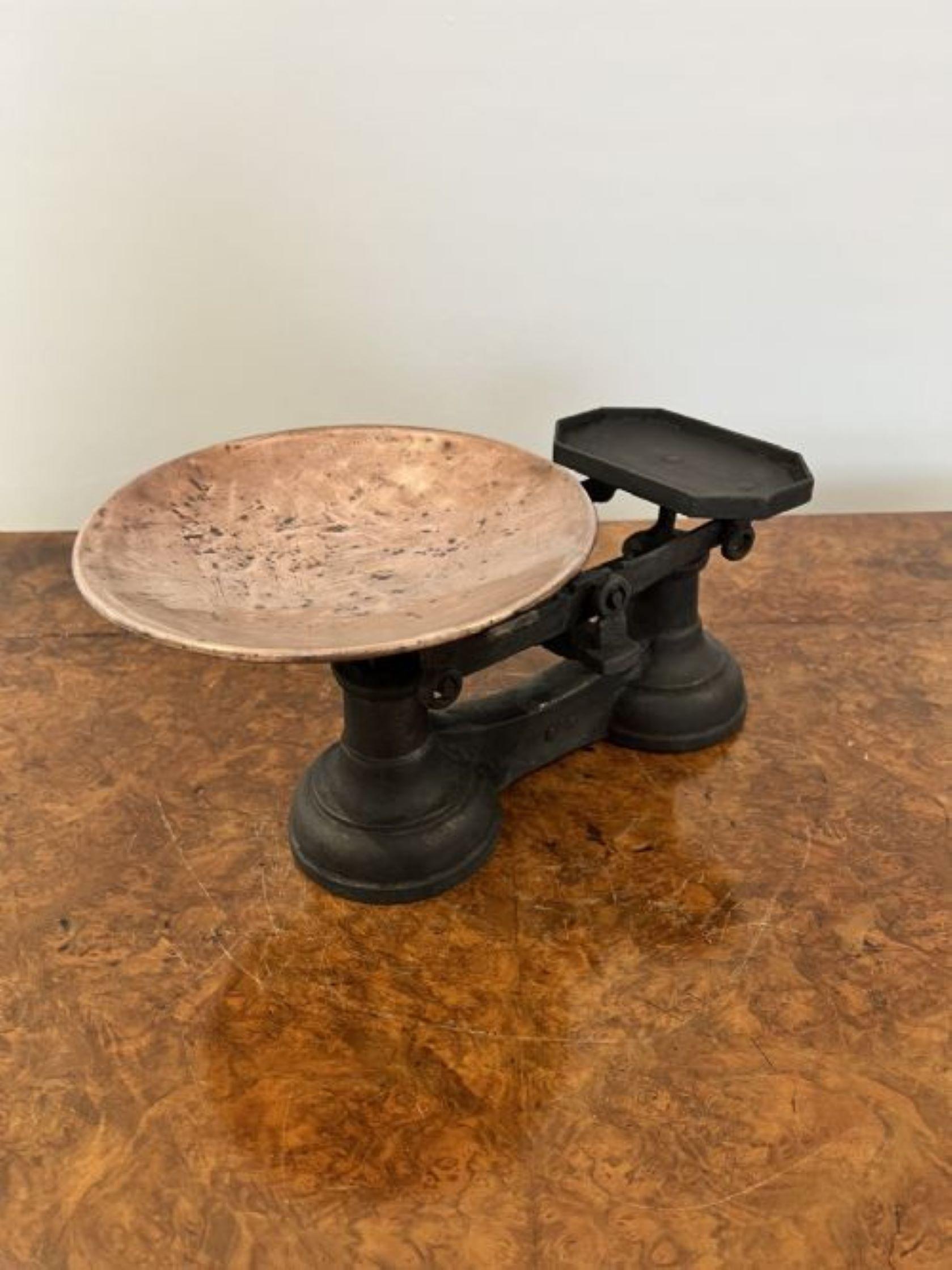 Antique Edwardian quality iron and copper scales having a quality set of iron shop scales with a large circular copper pan with the original set of iron weights. 