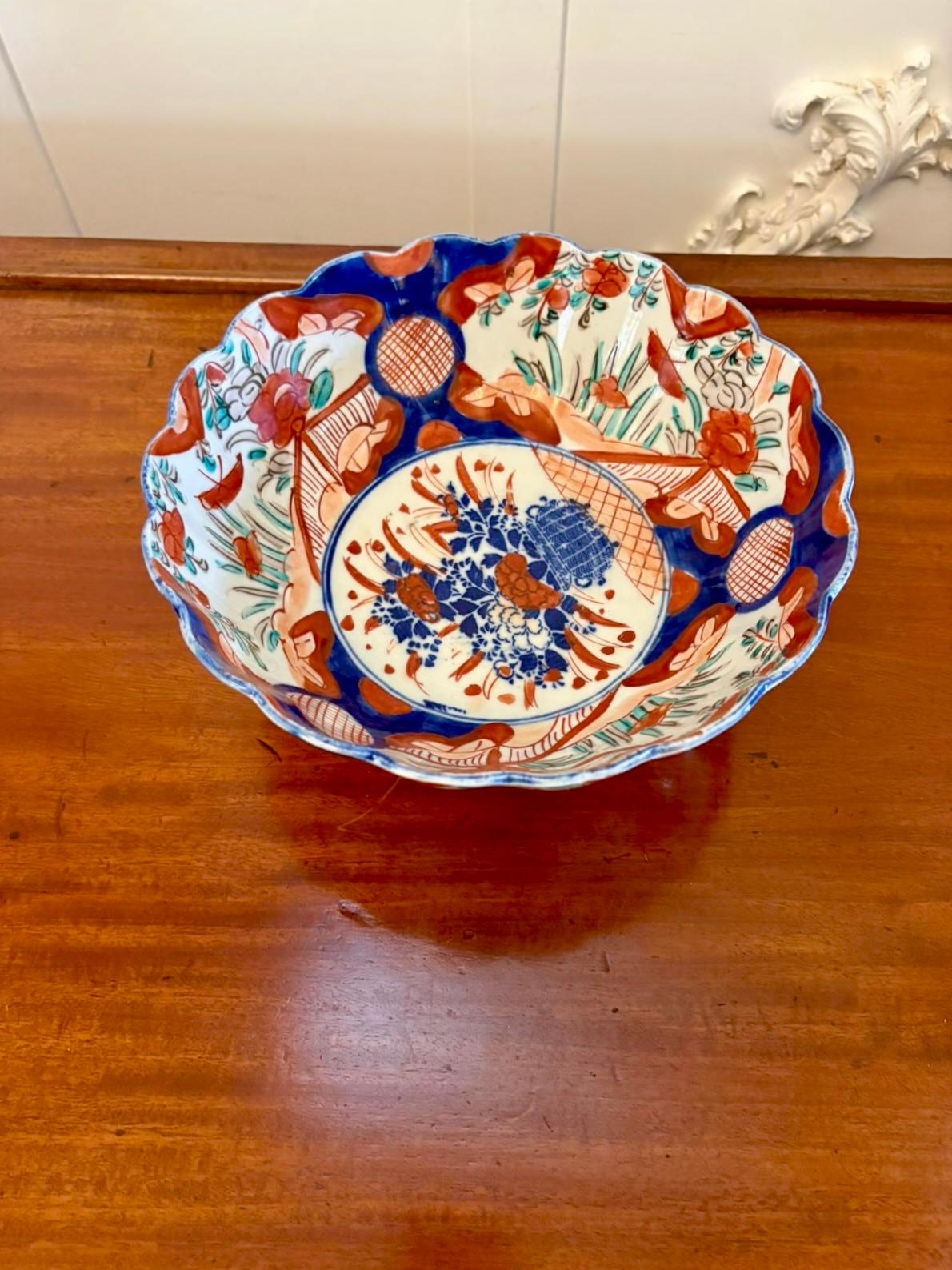 Antique bol japonais Imari de qualité édouardienne avec un bord festonné de qualité et de magnifiques panneaux peints à la main en rouge, bleu, vert, or et blanc.

En très bon état, sans ébréchures, réparations ou fissures.

Dimensions :
Hauteur 10