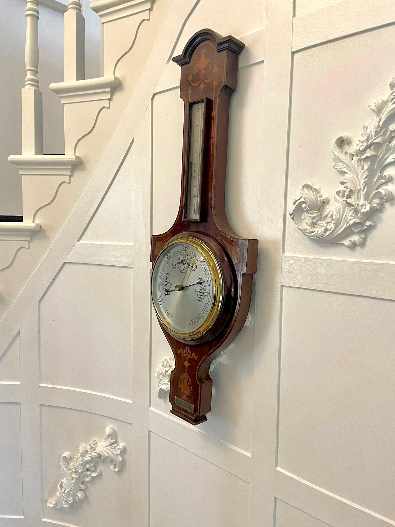 Antique baromètre banjo édouardien de qualité en acajou marqueté ayant un boîtier de forme en acajou marqueté de qualité avec un cadran gravé argenté de 8 pouces avec des aiguilles originales, une lunette en laiton et un thermomètre 

Un bel
