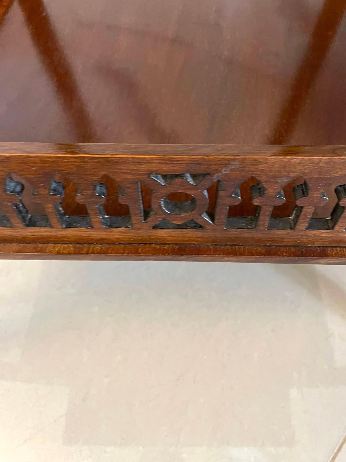 Début du 20ème siècle Table de centre en acajou marqueté, ancienne, de qualité édouardienne en vente