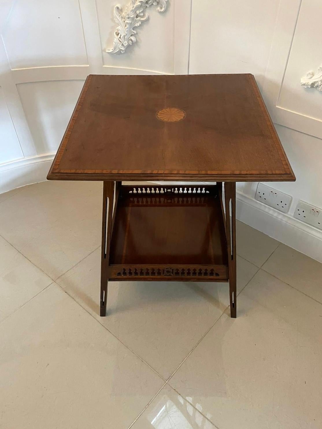 Table de centre en acajou marqueté, ancienne, de qualité édouardienne en vente 2