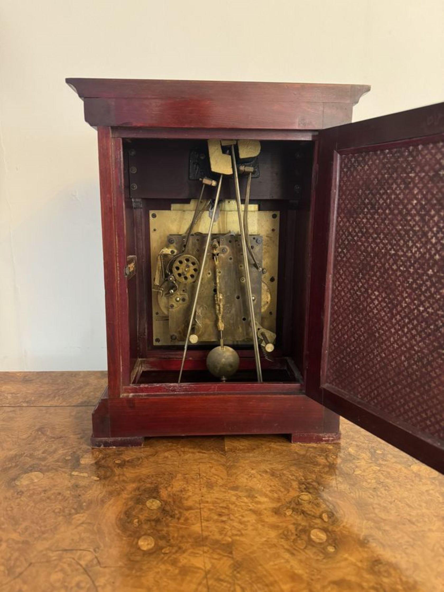 Antiguo reloj de chimenea de 8 días con incrustaciones de caoba de calidad eduardiana siglo XX en venta