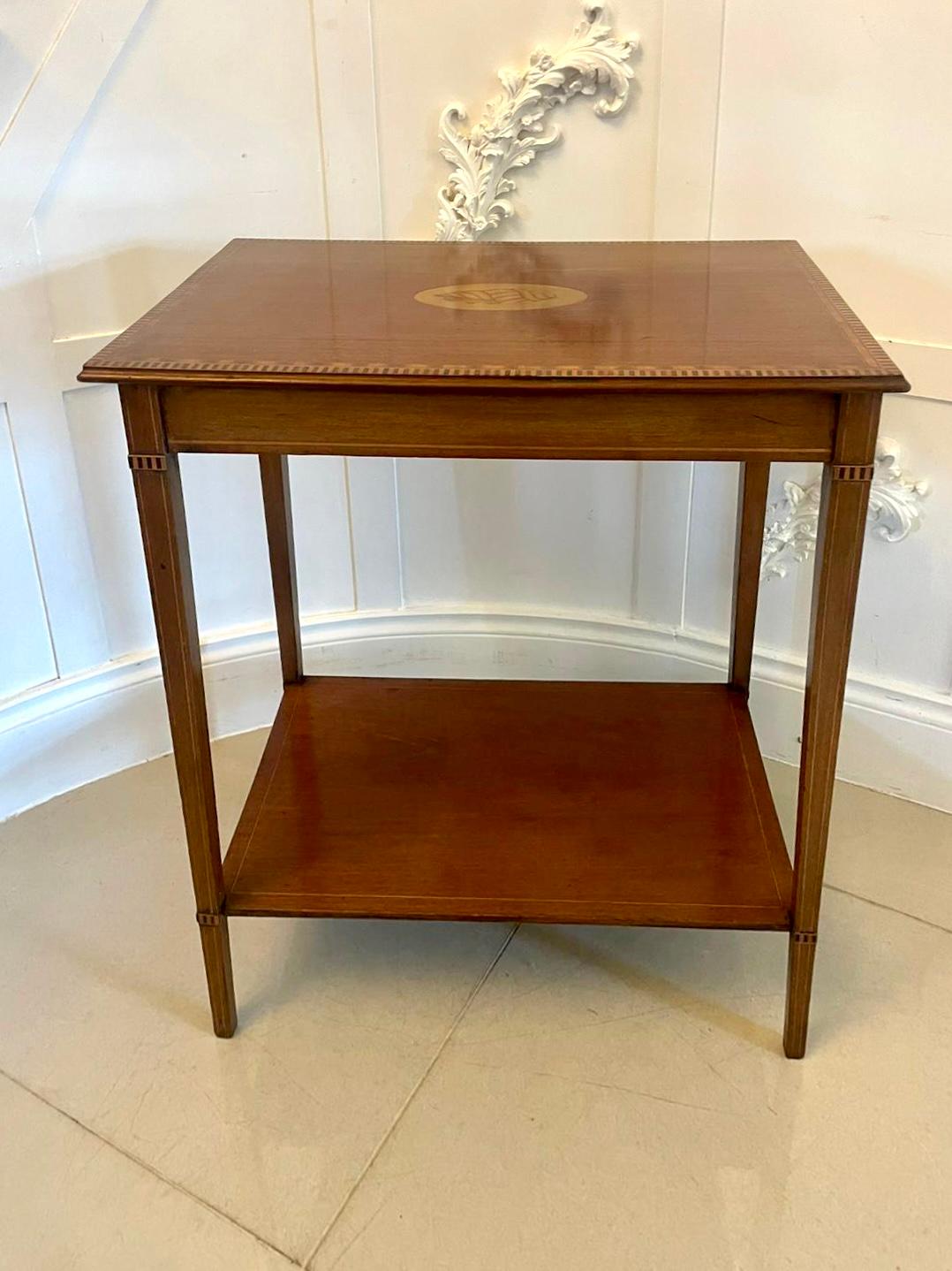 Table de lampe ancienne de l'époque édouardienne en acajou marqueté. Le plateau rectangulaire en acajou marqueté en bois de satin avec une coquille ovale marquetée au centre de la frise en acajou avec un cordon marqueté en bois de satin repose sur