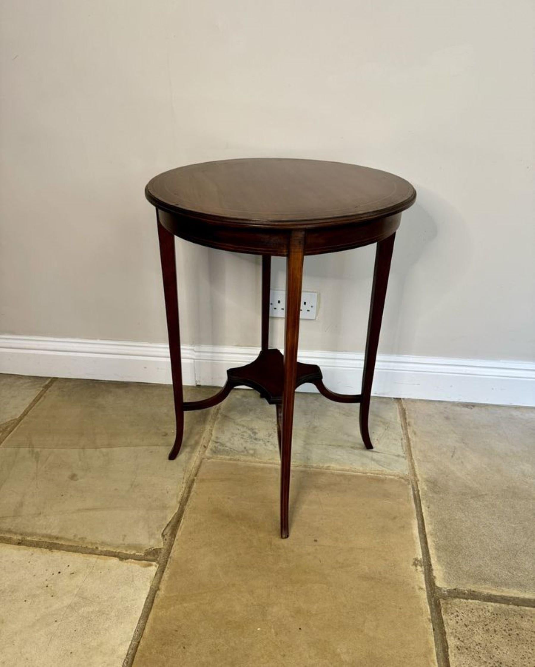 Ancienne table de lampe en marqueterie d'acajou de qualité édouardienne, avec un plateau circulaire en marqueterie d'acajou et de bois satiné à bandes croisées, avec un bord mouluré, reposant sur des pieds fuselés carrés en marqueterie d'acajou,