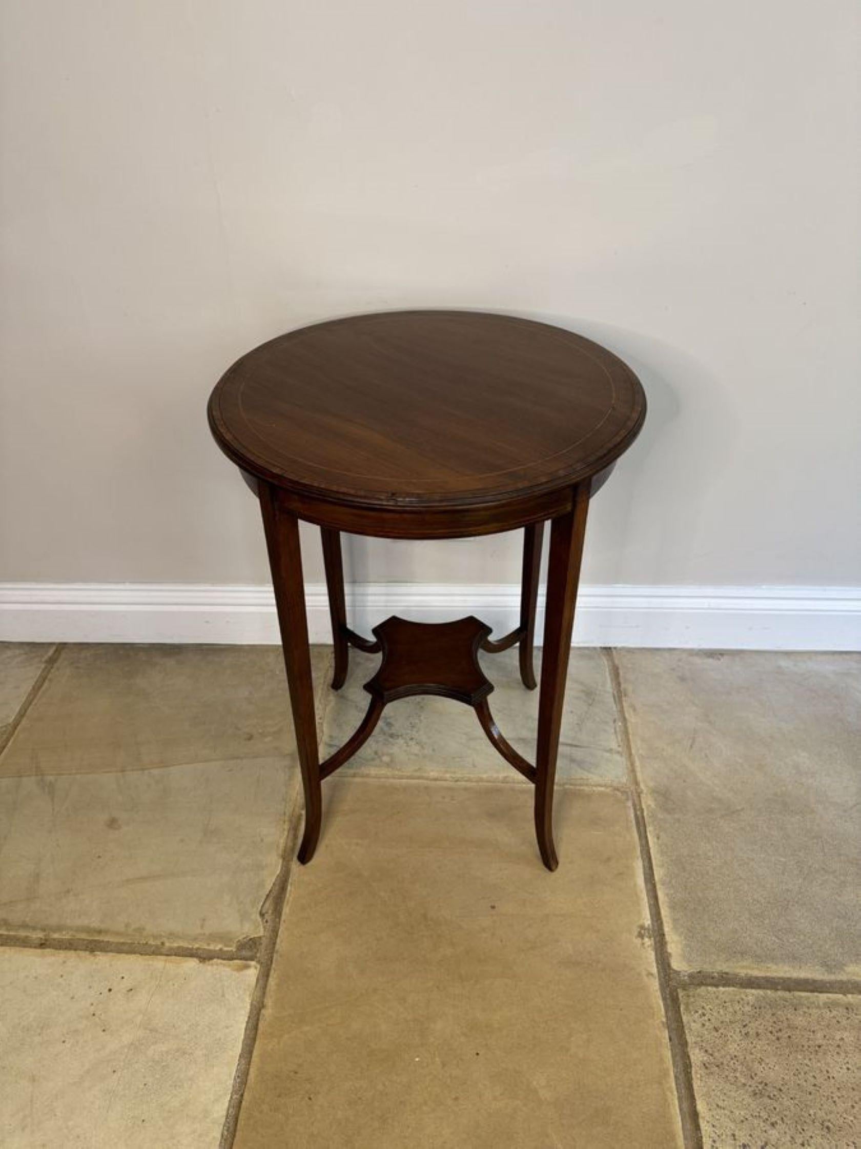 Édouardien Ancienne table à lampe en acajou marqueté de qualité édouardienne en vente
