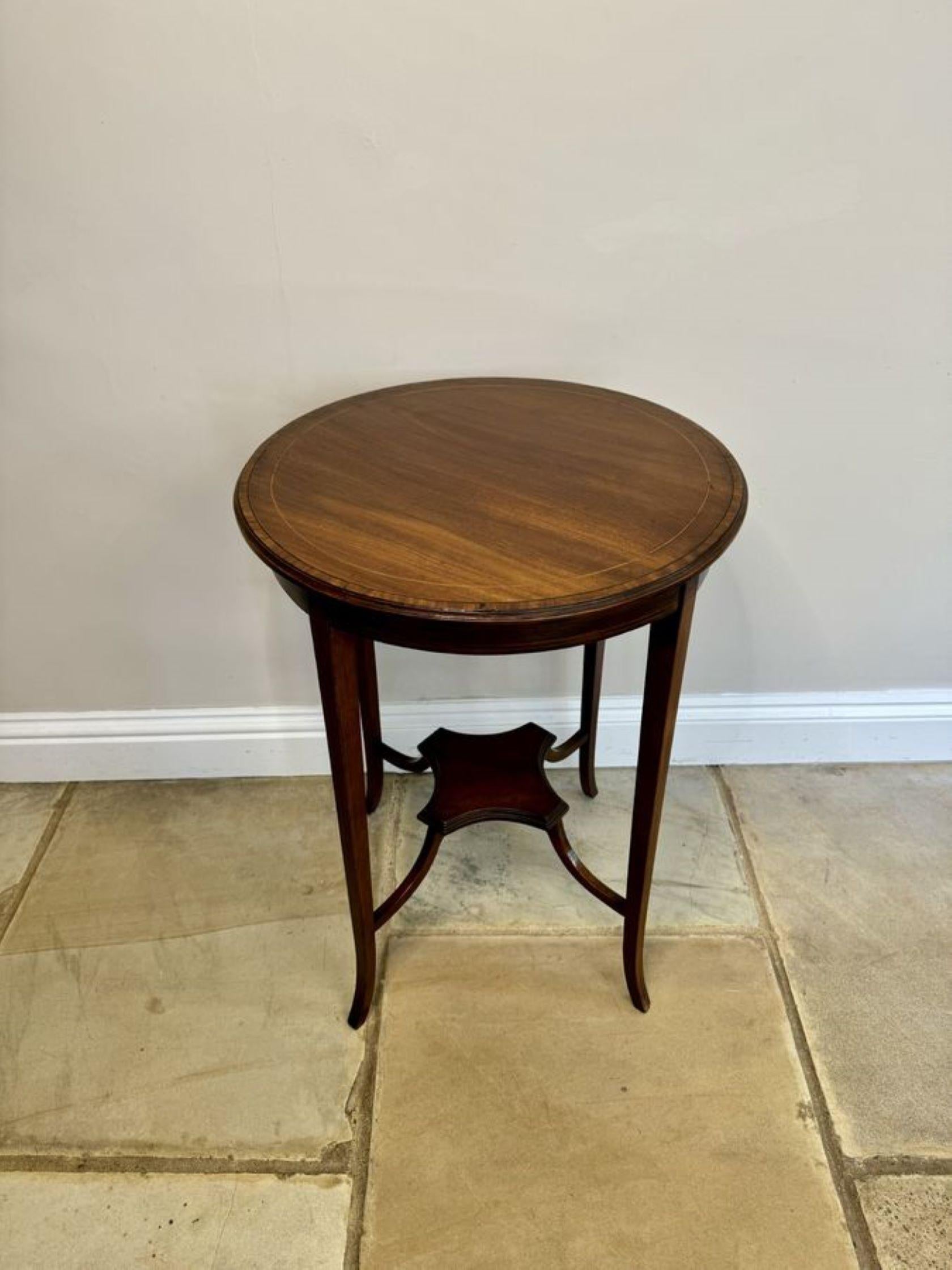 20ième siècle Ancienne table à lampe en acajou marqueté de qualité édouardienne en vente