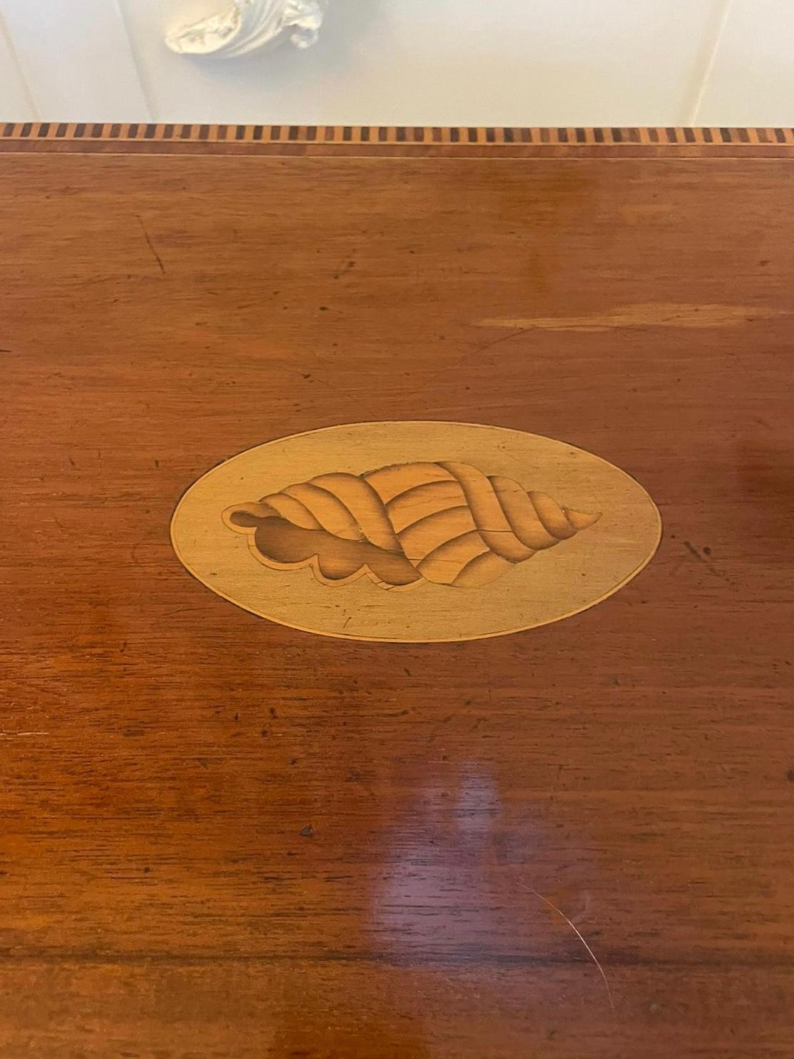 Autre Table de lampe ancienne en acajou incrusté de qualité édouardienne en vente