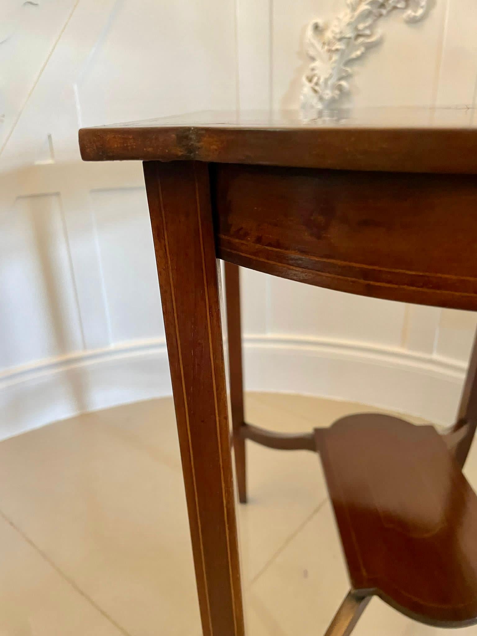 Table de lampe ancienne en acajou incrusté de qualité édouardienne en vente 2