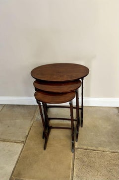 Antico nido di tre tavoli in mogano intarsiato di qualità edoardiana