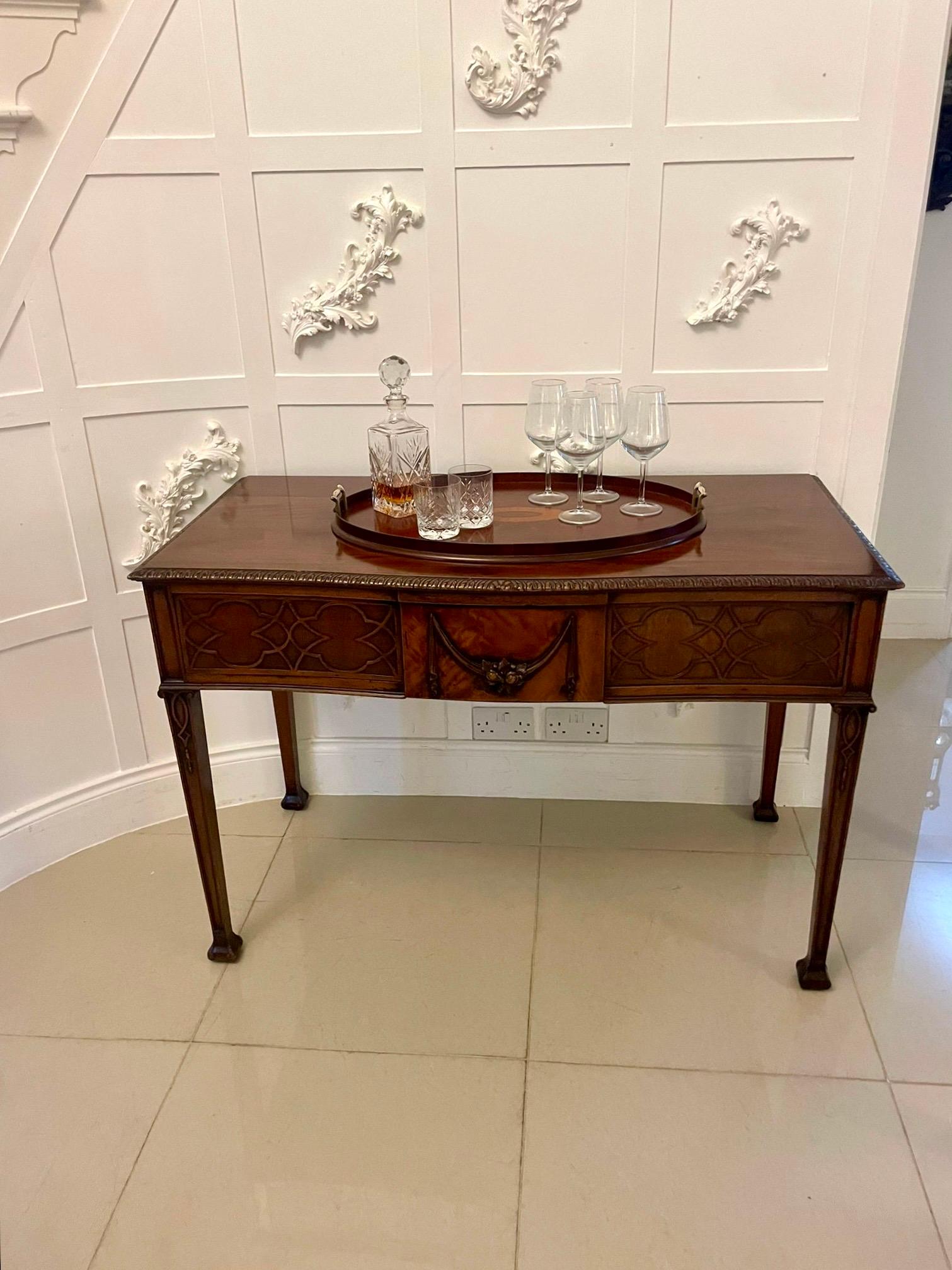 Antigua bandeja de té ovalada de caoba con incrustaciones de calidad eduardiana siglo XX en venta