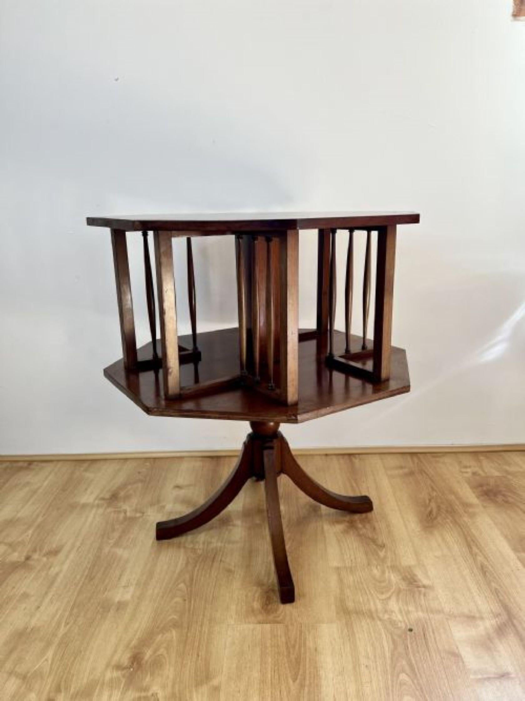 Antigua librería giratoria de caoba con incrustaciones de calidad eduardiana siglo XX en venta