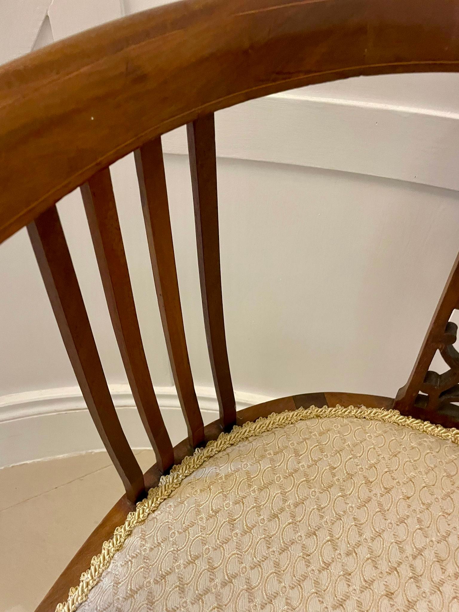 Silla de bañera antigua de caoba con incrustaciones de calidad eduardiana en venta 3