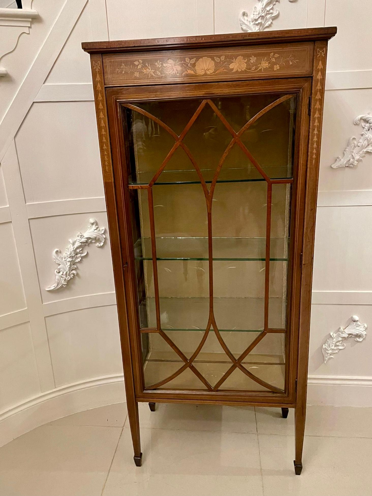 Antique Edwardian quality mahogany marquetry inlaid display cabinet having a polished mahogany top above a quality pretty marquetry inlaid frieze, single astral glazed door opens to reveal three glass display shelves, satinwood inlaid stringing to