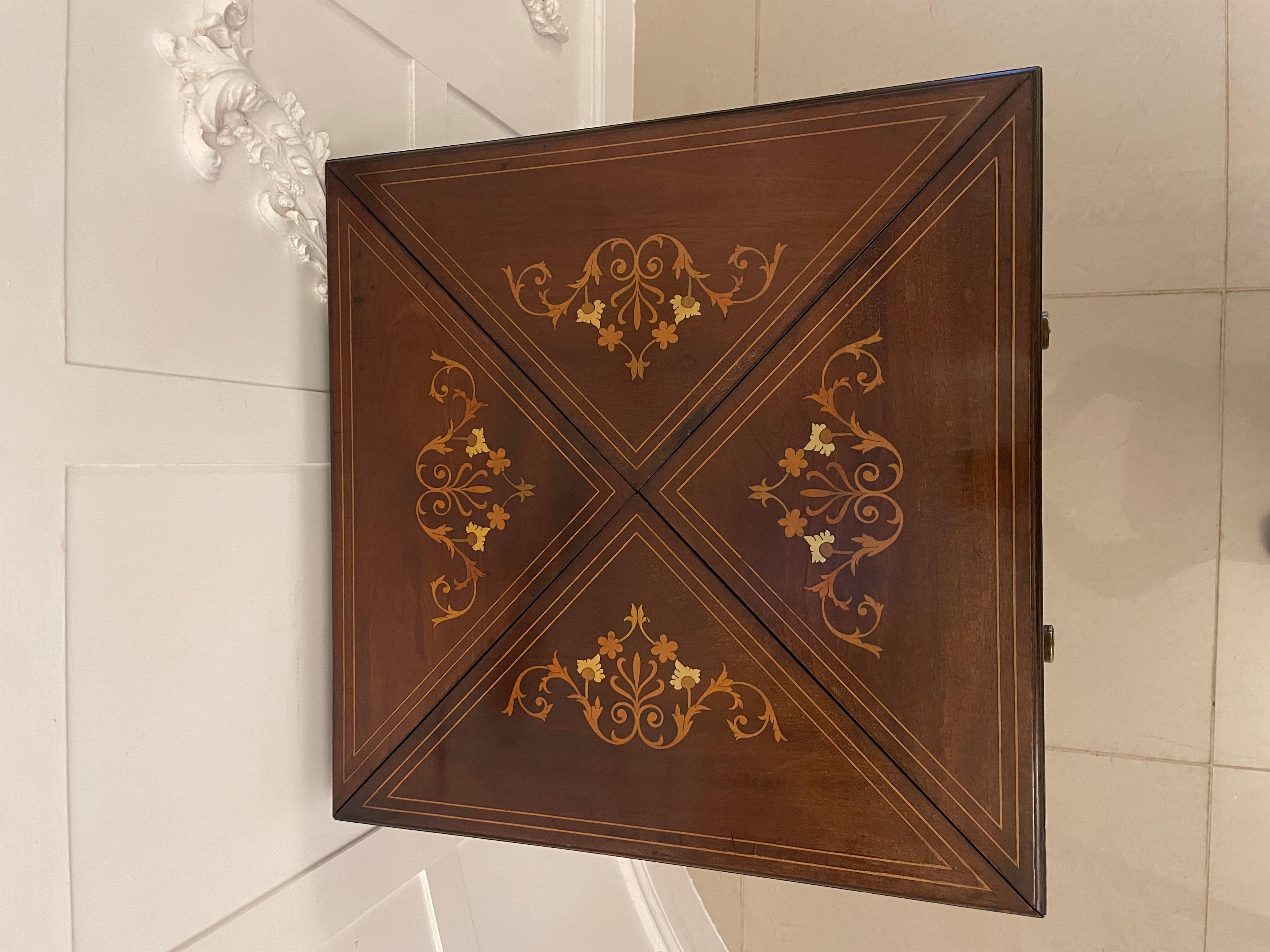 Table de présentation/table d'appoint ancienne de qualité édouardienne en acajou marqueté en vente 2