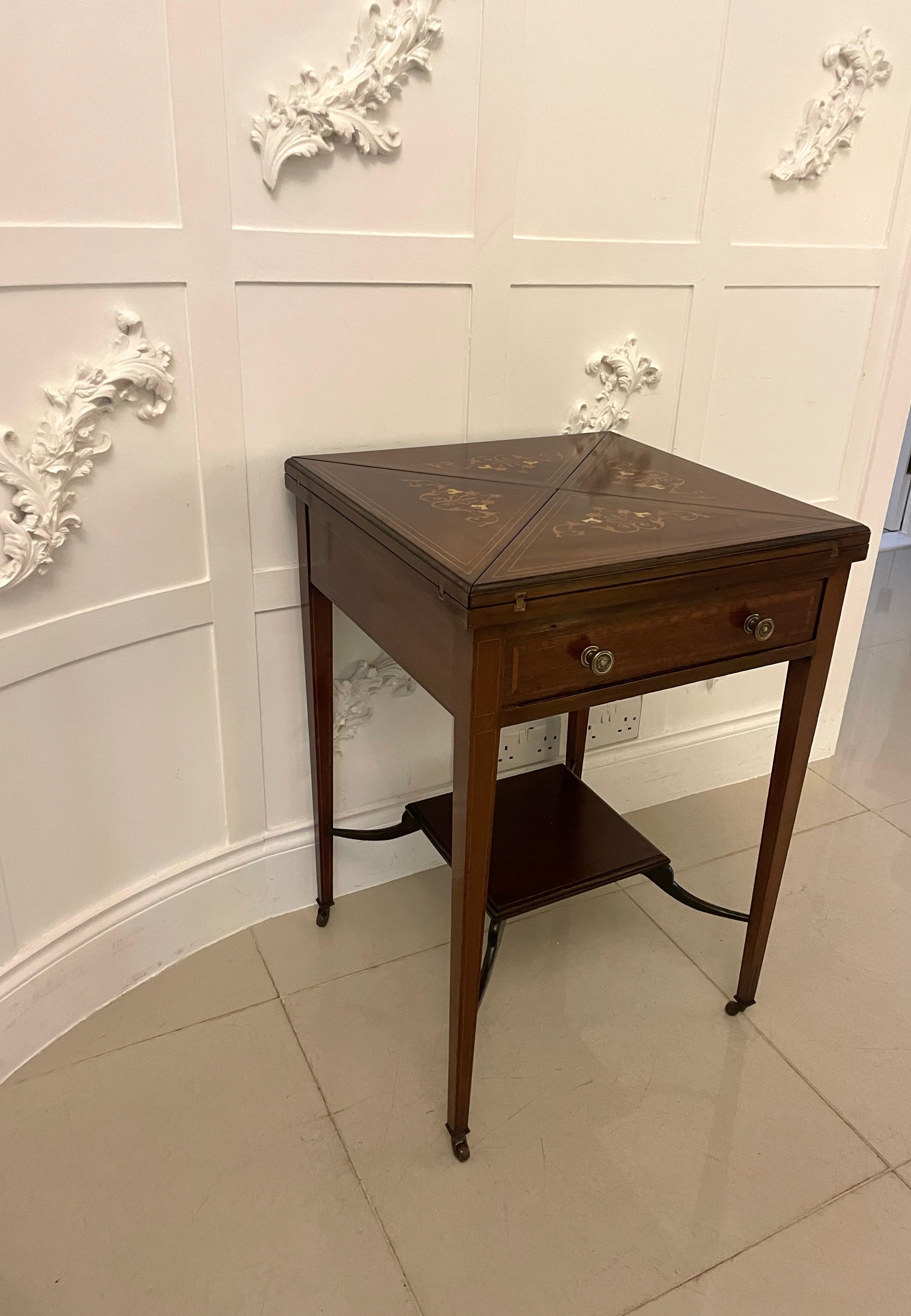 Table de présentation/table d'appoint ancienne de qualité édouardienne en acajou marqueté en vente 3