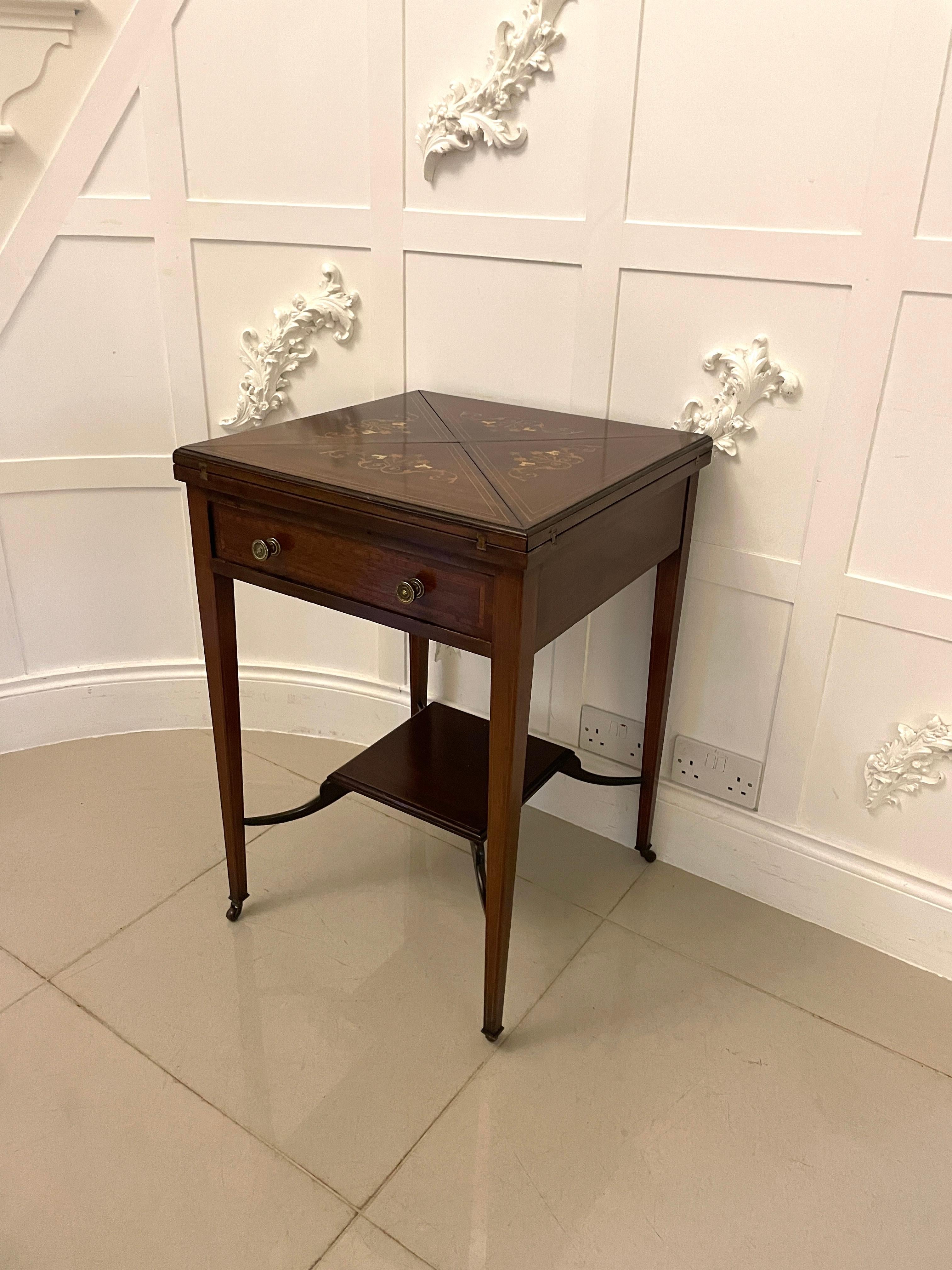 Table de présentation/table d'appoint ancienne de qualité édouardienne en acajou marqueté en vente 4