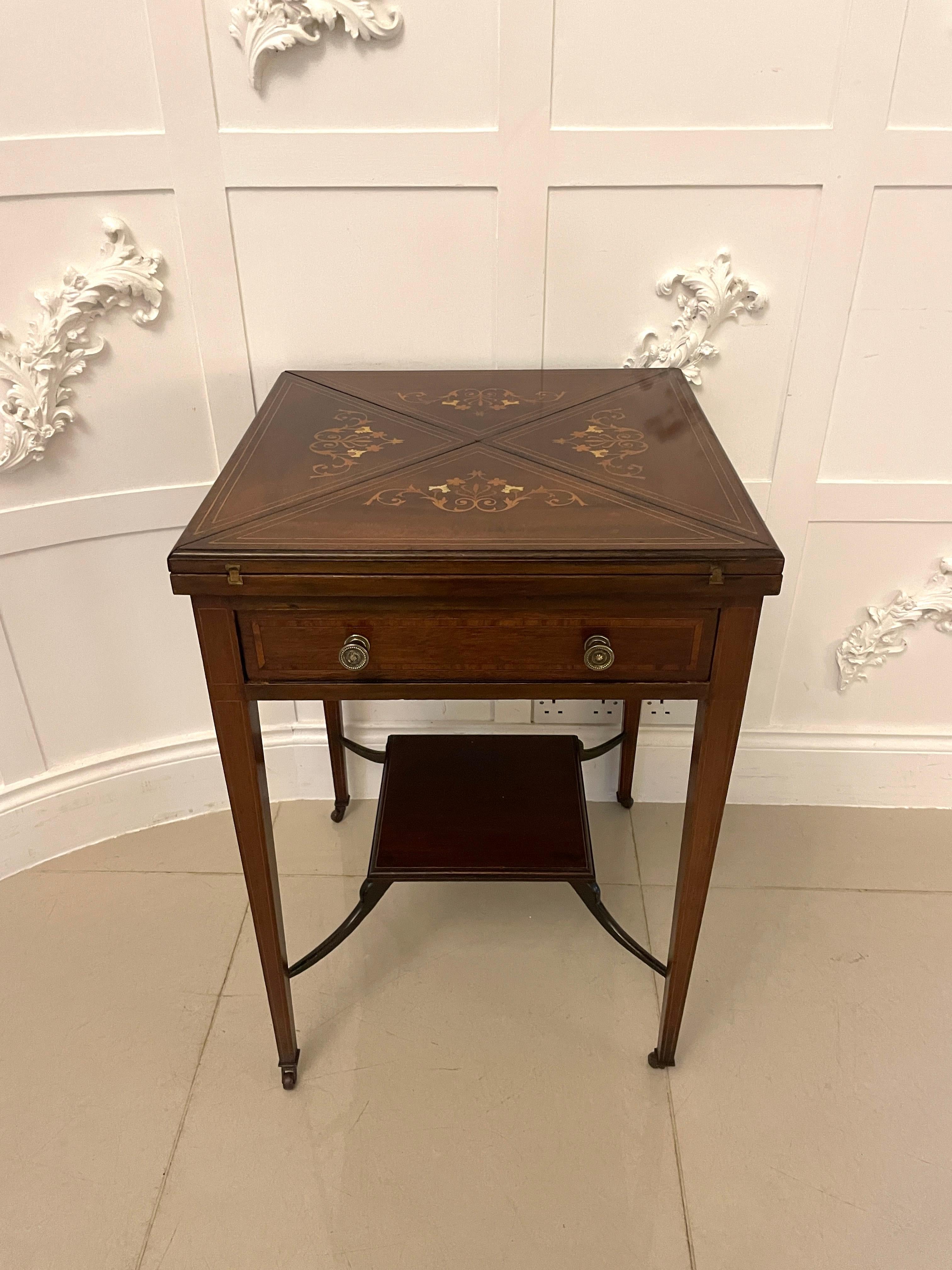 Table de présentation/table d'appoint ancienne de qualité édouardienne en acajou marqueté en vente 5