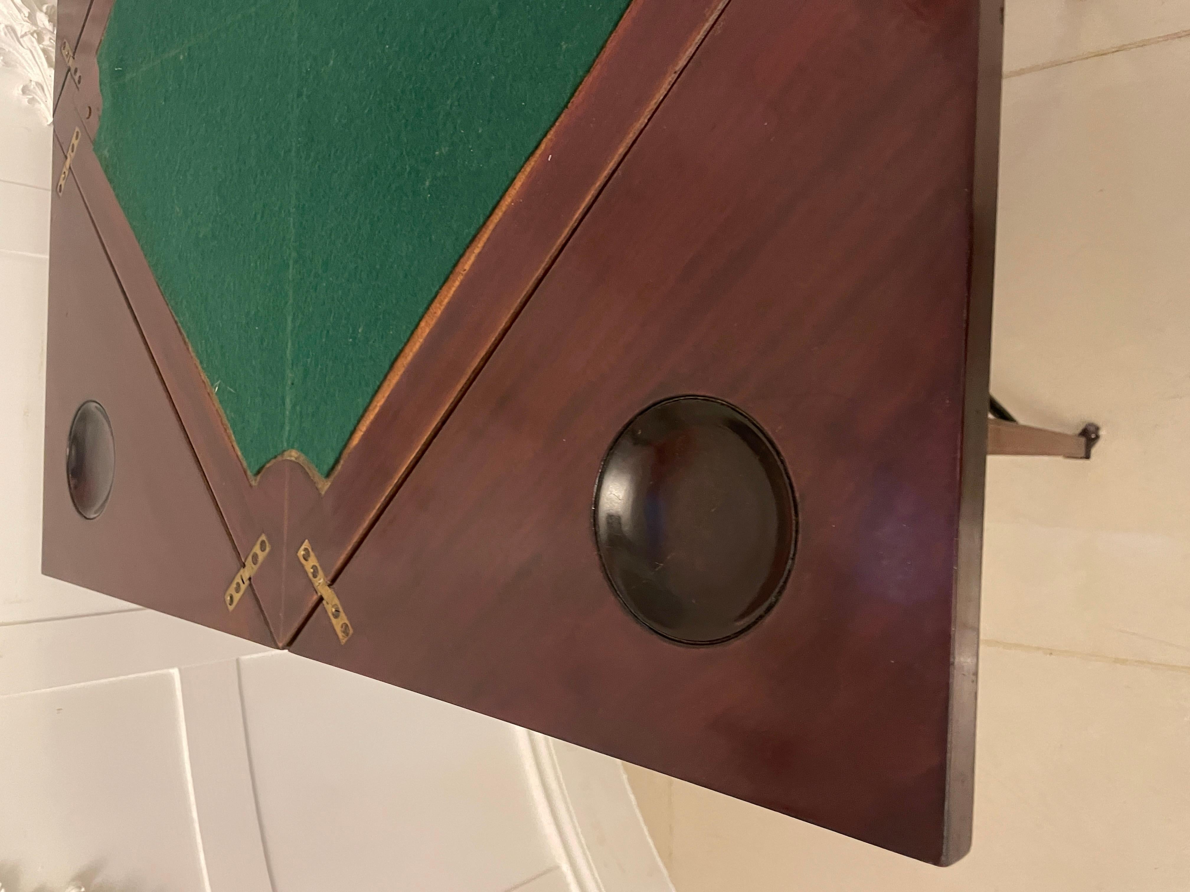 Table de présentation/table d'appoint ancienne de qualité édouardienne en acajou marqueté en vente 6