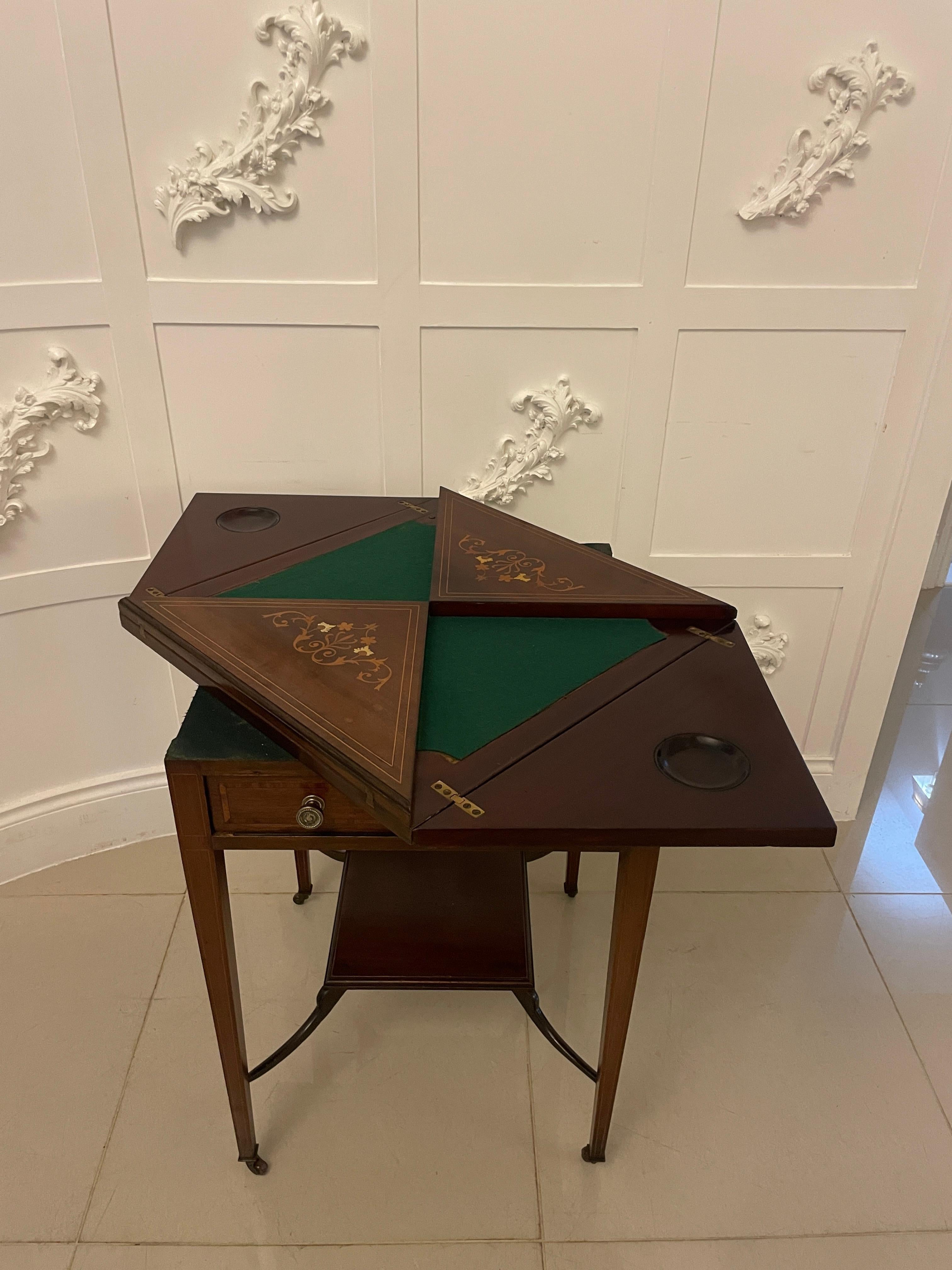 Édouardien Table de présentation/table d'appoint ancienne de qualité édouardienne en acajou marqueté en vente
