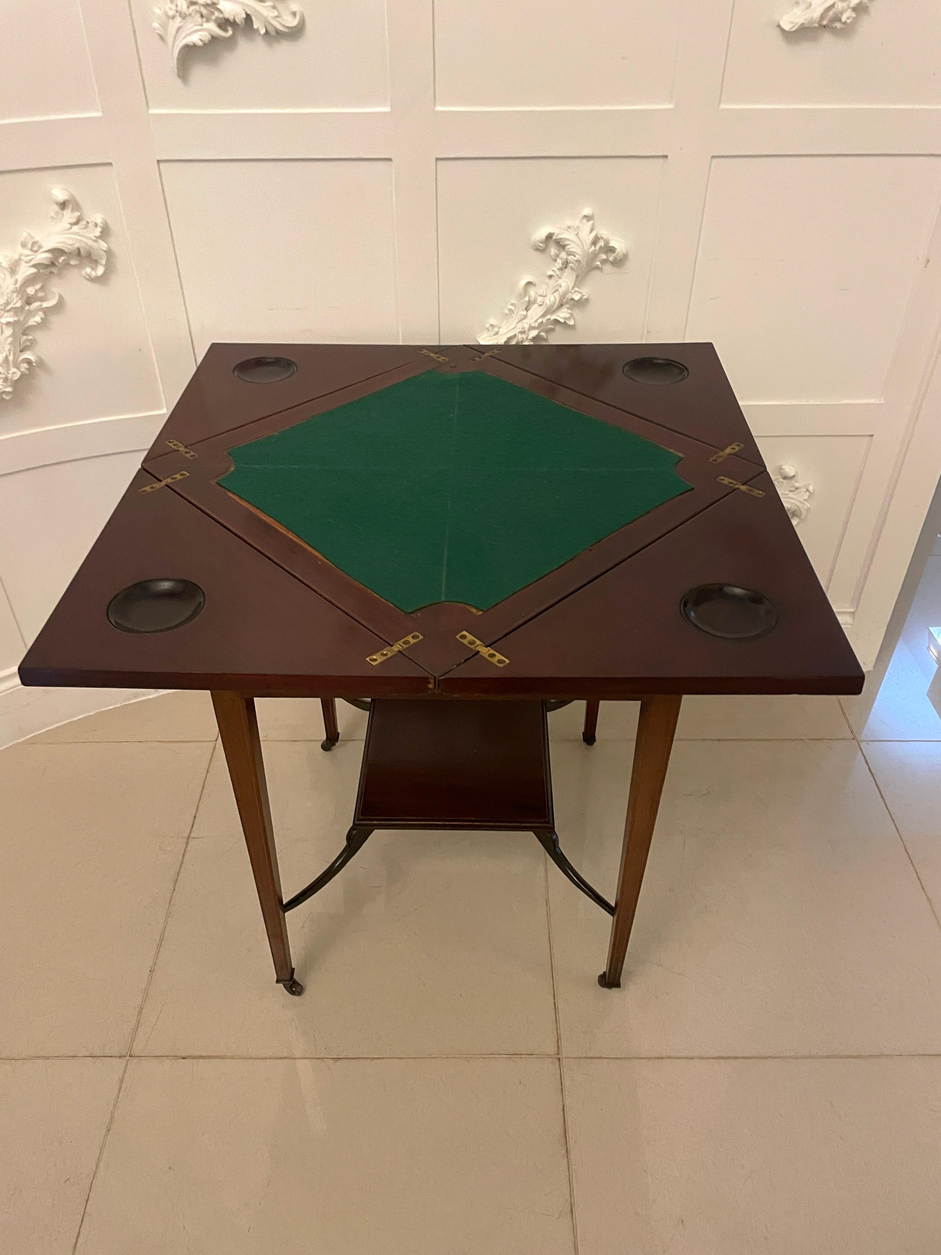 Anglais Table de présentation/table d'appoint ancienne de qualité édouardienne en acajou marqueté en vente