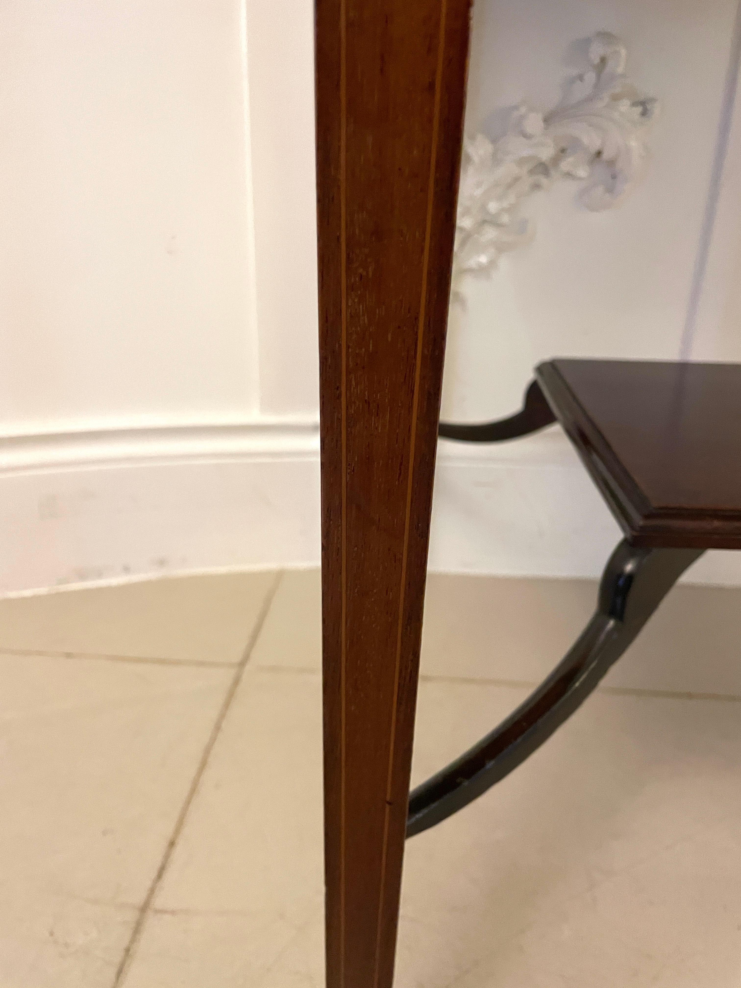 20ième siècle Table de présentation/table d'appoint ancienne de qualité édouardienne en acajou marqueté en vente