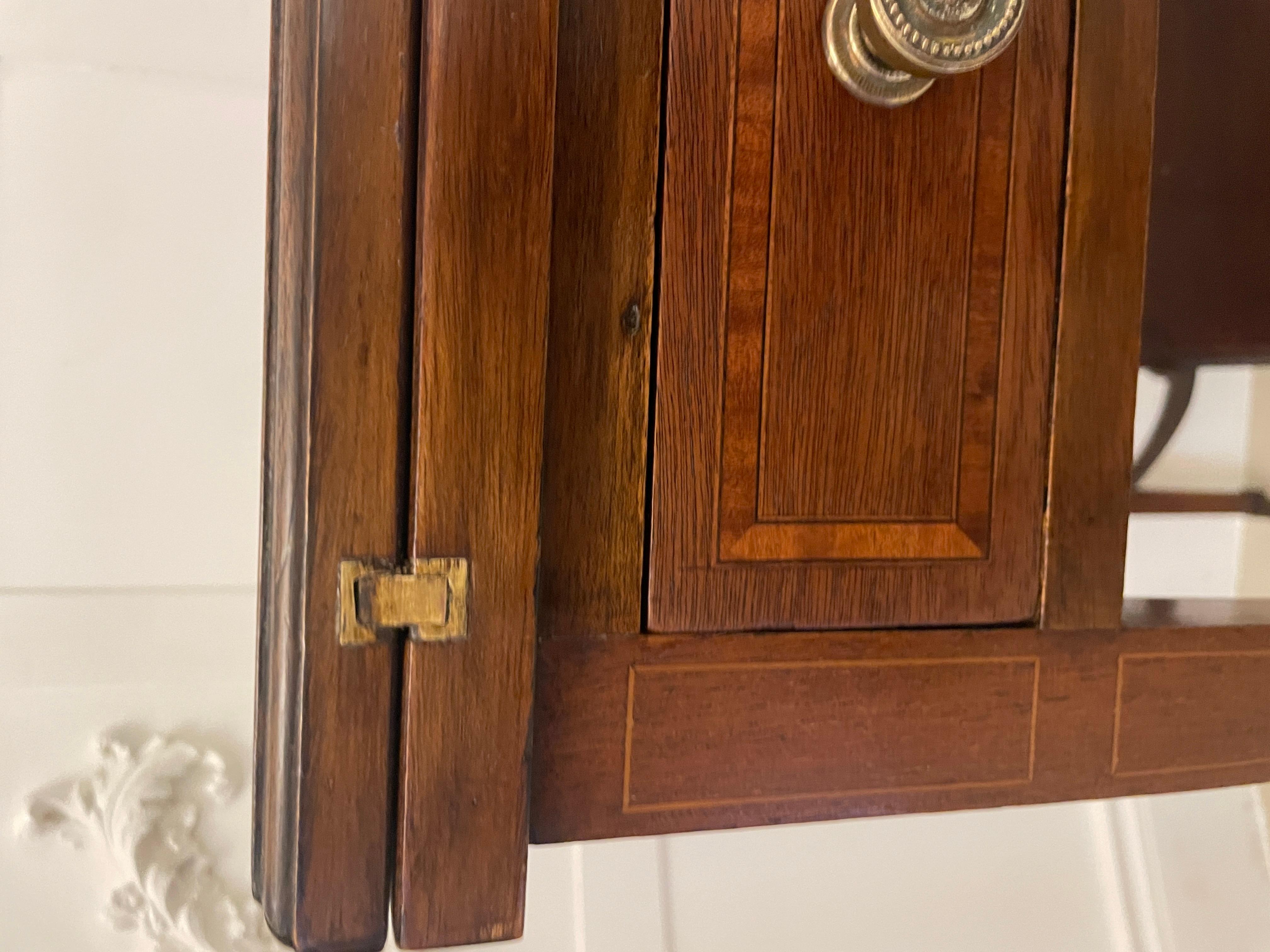 Autre Table de présentation/table d'appoint ancienne de qualité édouardienne en acajou marqueté en vente