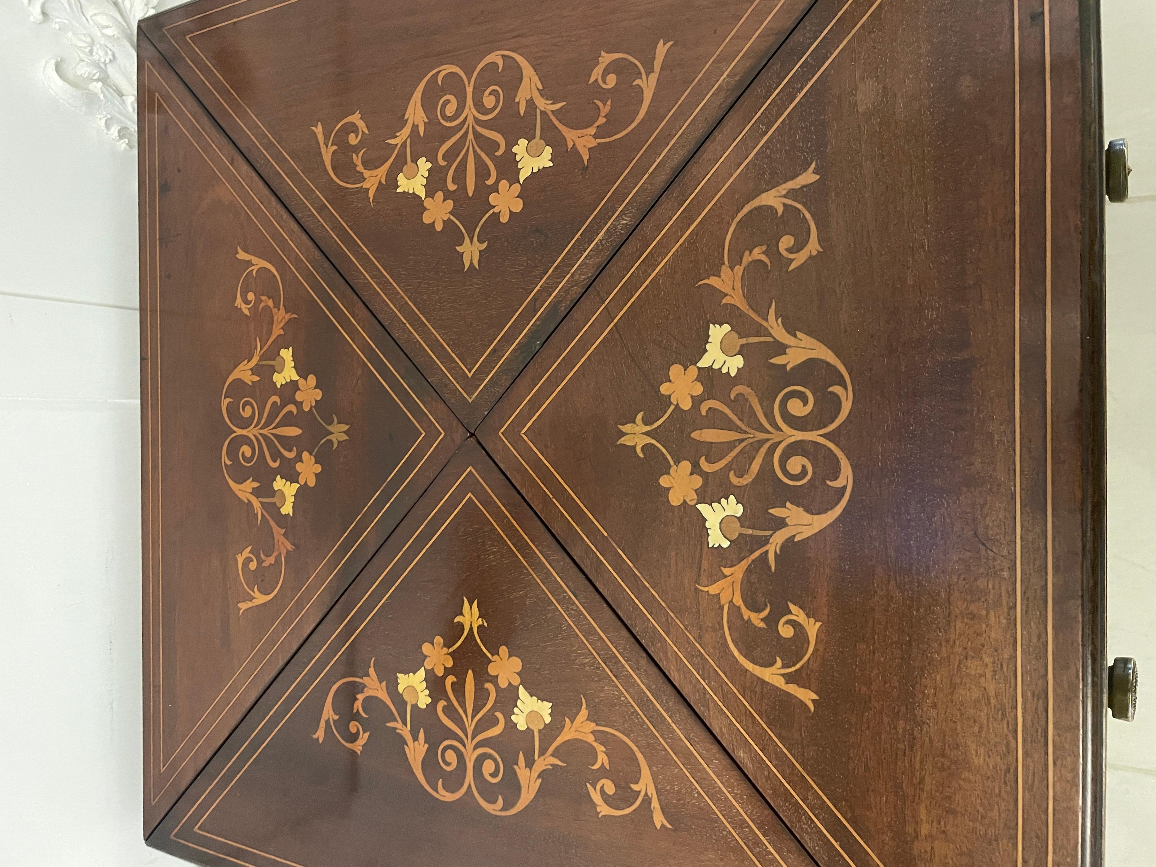Table de présentation/table d'appoint ancienne de qualité édouardienne en acajou marqueté en vente 1