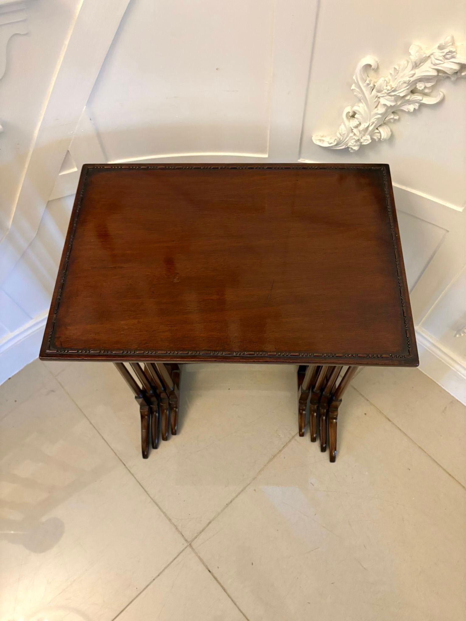 Antiguo nido de cuatro mesas de caoba de calidad eduardiana en venta 3