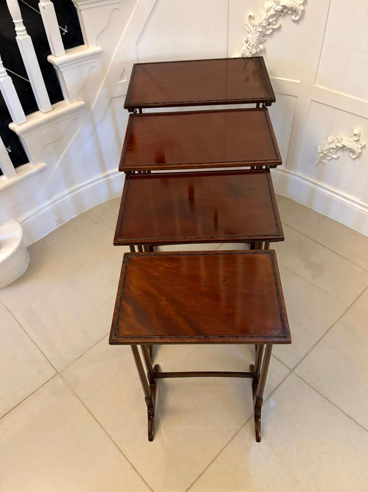 Antiguo nido de cuatro mesas de caoba de calidad eduardiana en venta 4