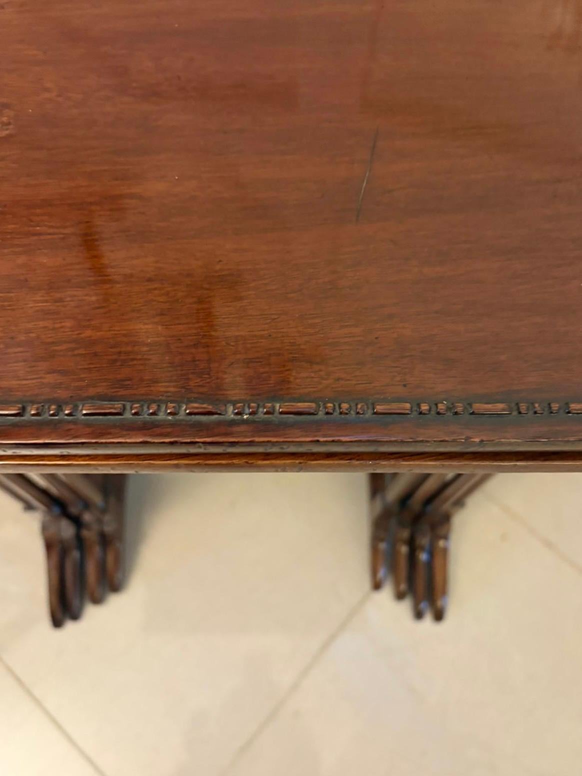 Antiguo nido de cuatro mesas de caoba de calidad eduardiana en venta 1