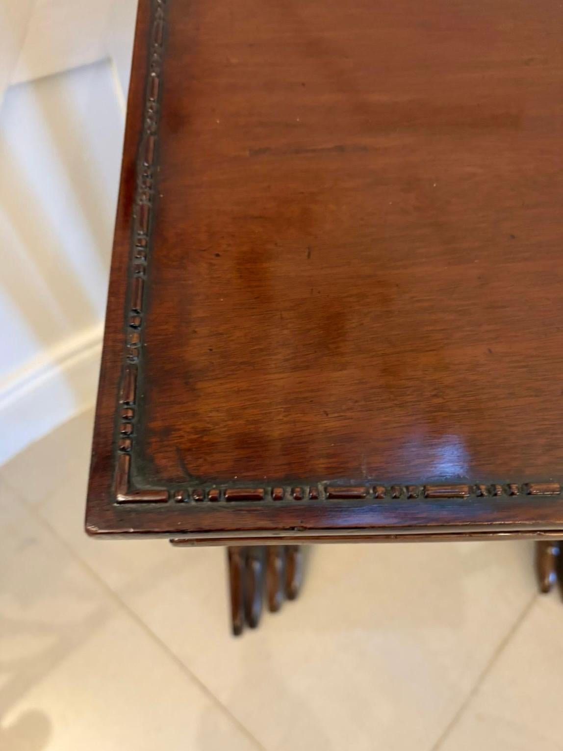 Antiguo nido de cuatro mesas de caoba de calidad eduardiana en venta 2