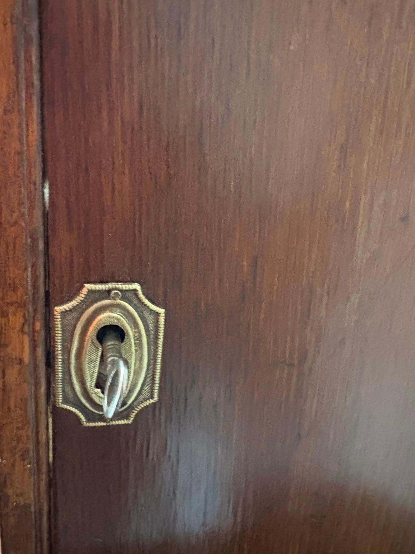 Antico armadietto per fumatori in rovere di qualità edoardiana con un mobile in rovere di qualità con un'anta vetrata che si apre per rivelare il vaso e i piatti di porcellana originali e tre cassetti con maniglie originali in ottone su una base a
