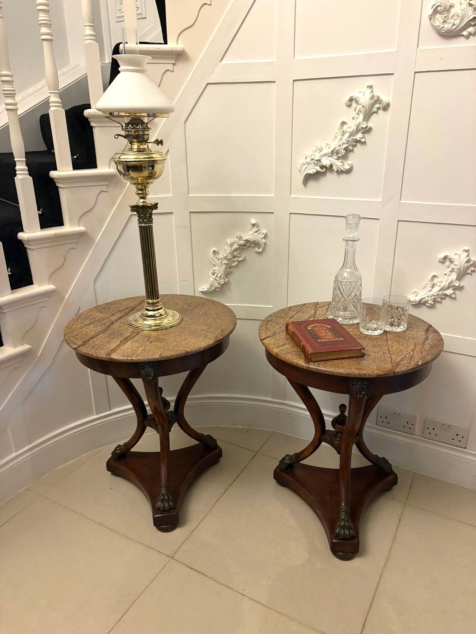 Une superbe paire d'anciennes tables d'appoint / lampes en guéridon à plateau de marbre de l'époque édouardienne française, d'une qualité et d'une élégance exceptionnelles. Chaque table présente un plateau de marbre circulaire magnifiquement figuré