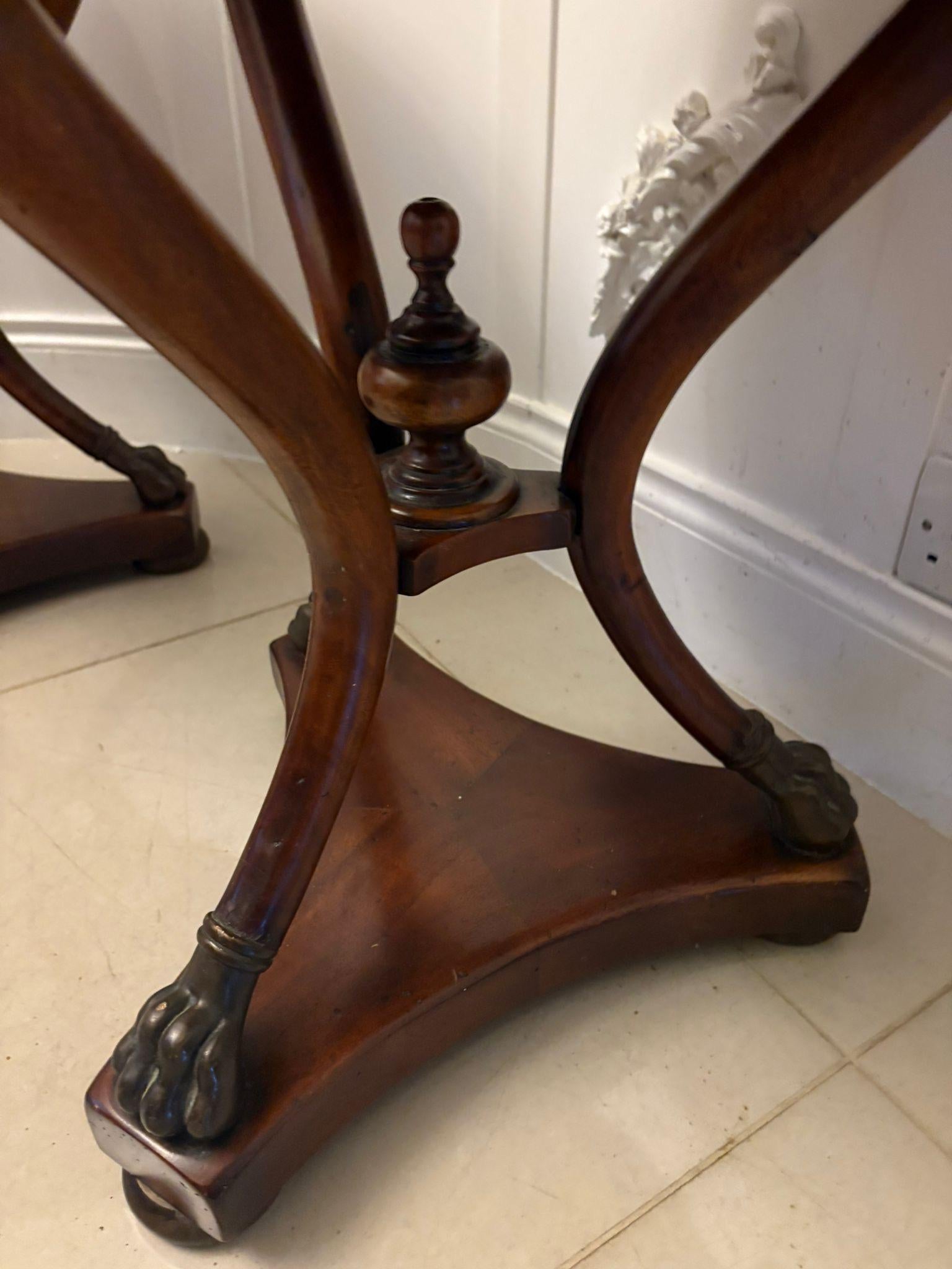 20ième siècle Antique Edwardian Quality Pair of French Marble-Top Gueridon Side / Lamp Tables en vente