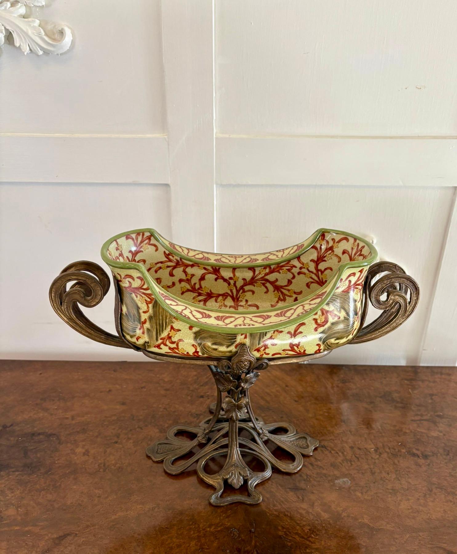 Antike Edwardian Qualität Porzellan und Messing Tafelaufsatz mit einer Qualität Porzellan geformte Schale mit Blättern und Blumen in wunderbaren weißen, grünen, roten und goldenen Farben auf einem verzierten Messingständer mit geformten Tragegriffen