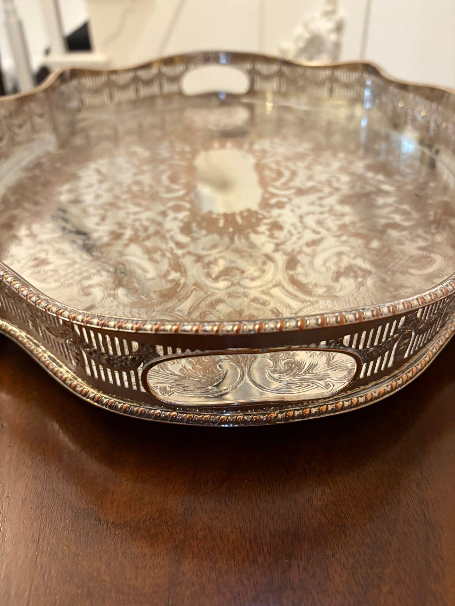 Antigua bandeja de té grabada, de calidad eduardiana, chapada en Sheffield, con galería perforada de calidad en forma de serpentina y decoración de lazos y guirnaldas.  Presume de una fantástica base grabada que se alza sobre cuatro pies de concha