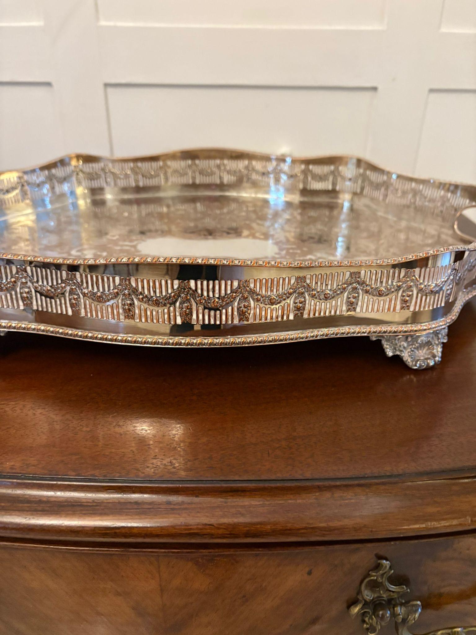 Bandeja de Té Antigua de Calidad Eduardiana Chapada en Sheffield Grabada siglo XX en venta