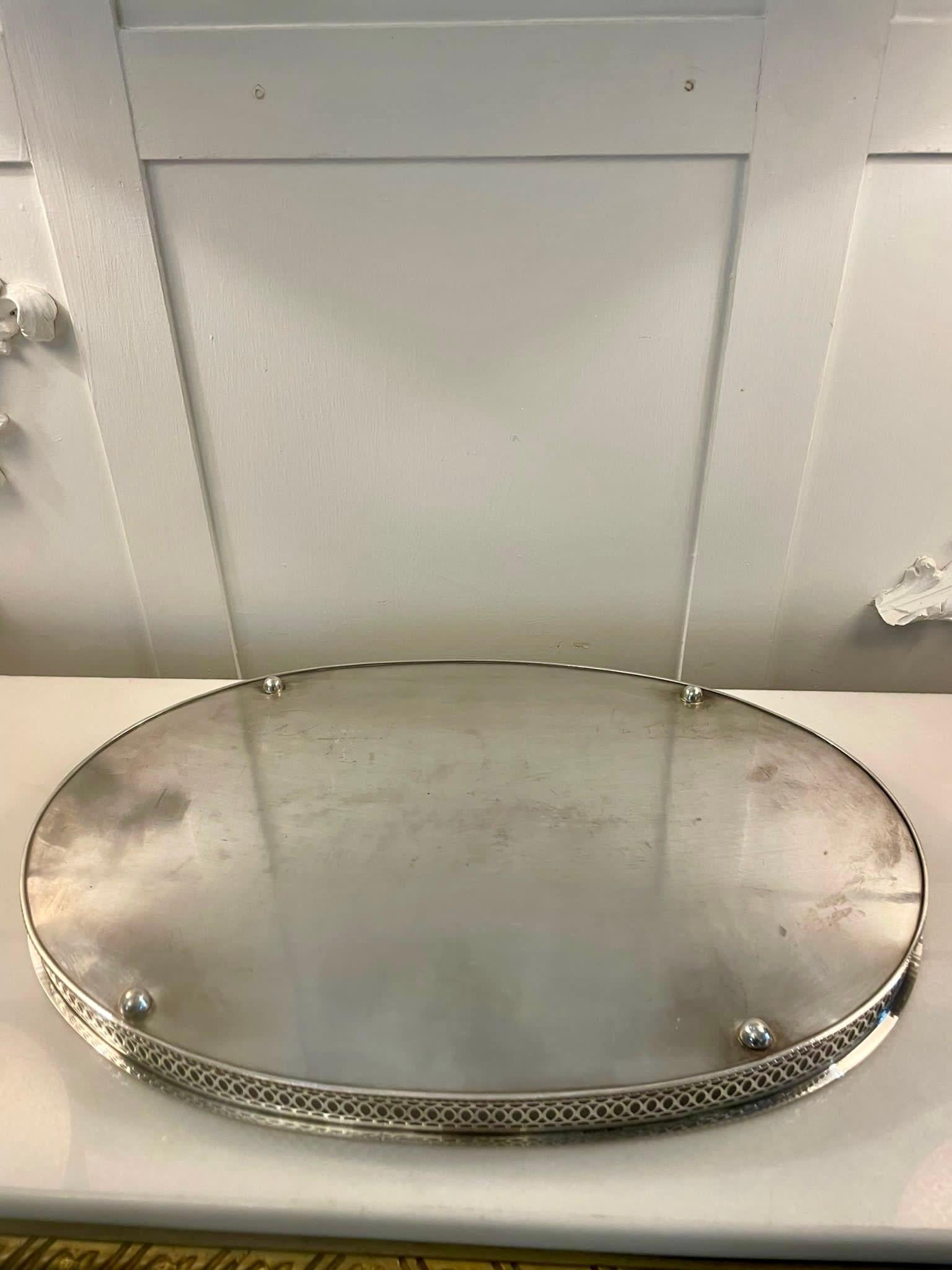 Bandeja de té antigua de calidad eduardiana bañada en plata grabada siglo XX en venta