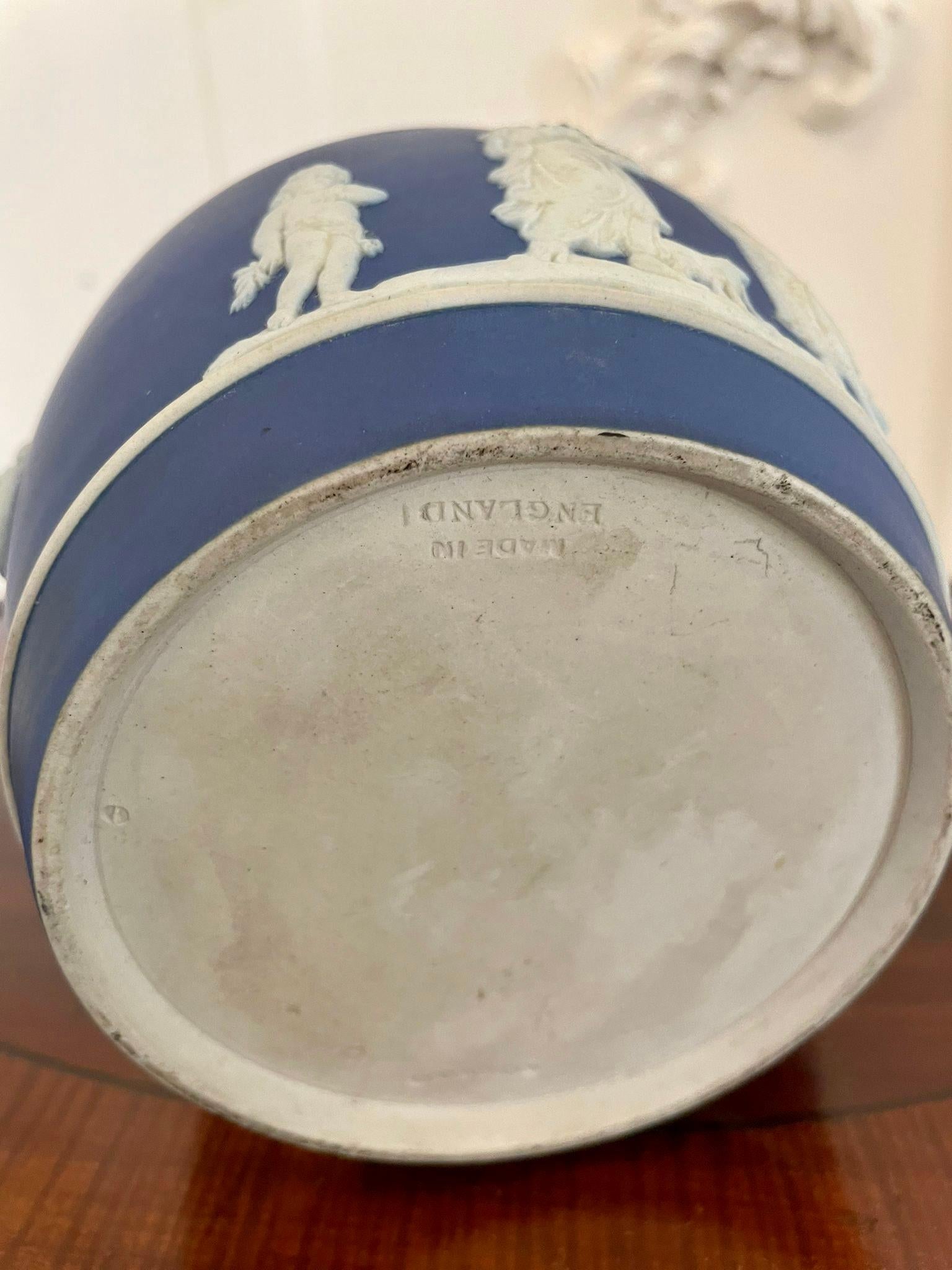 Antique Edwardian quality Wedgwood Jasperware biscuit barrel having a quality silver plated top above a Wedgwood Jasperware biscuit barrel with traditional decoration

In lovely original condition

Measures: H 21 x W 25 x D 15cm 
Date 1900.
 