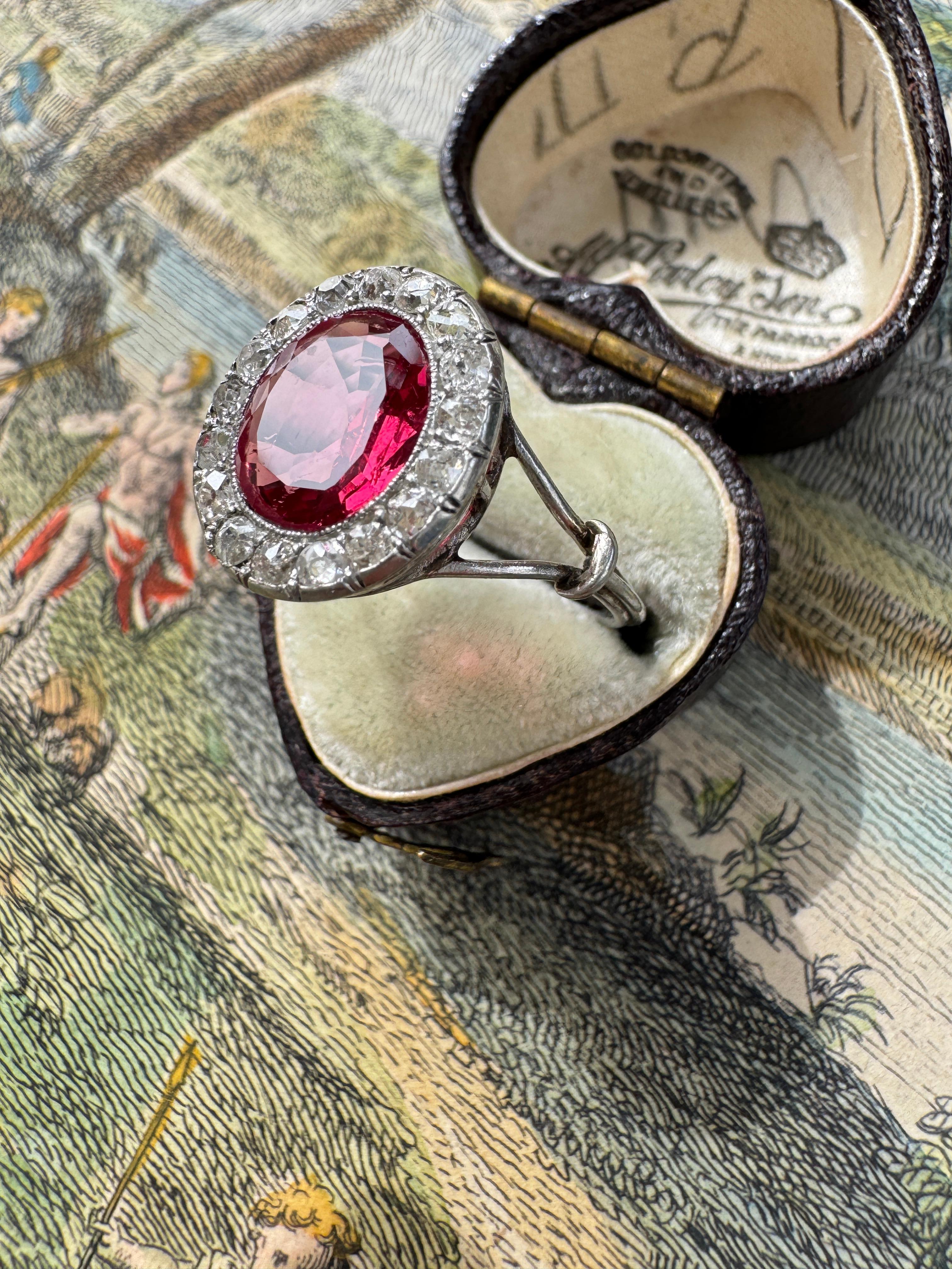 Taglio ovale Anello antico edoardiano con spinello rosso e diamante a raggiera in vendita