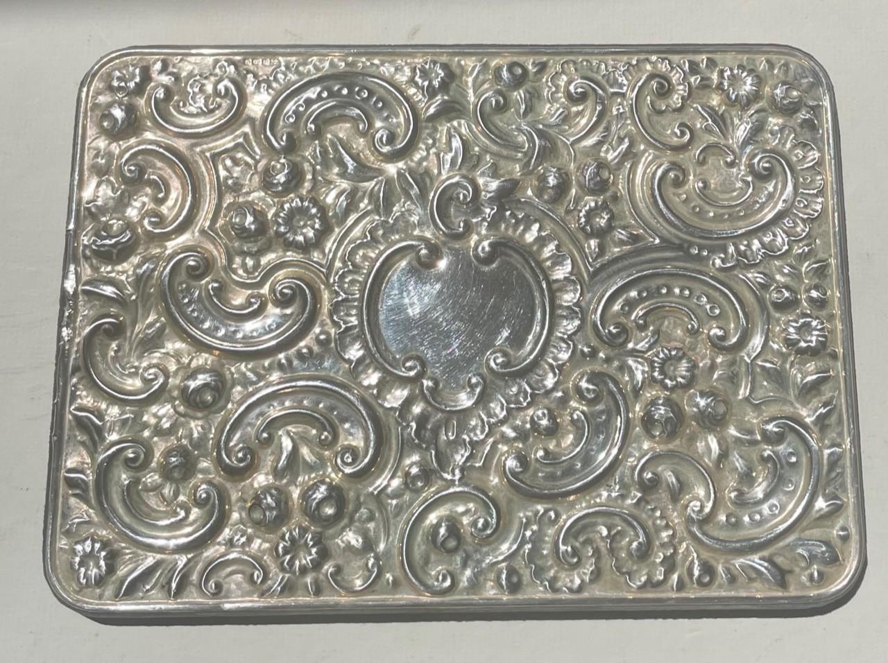 Antique Mirror Edwardian Repousse in argento sterling con bordo smussato. in vendita 7
