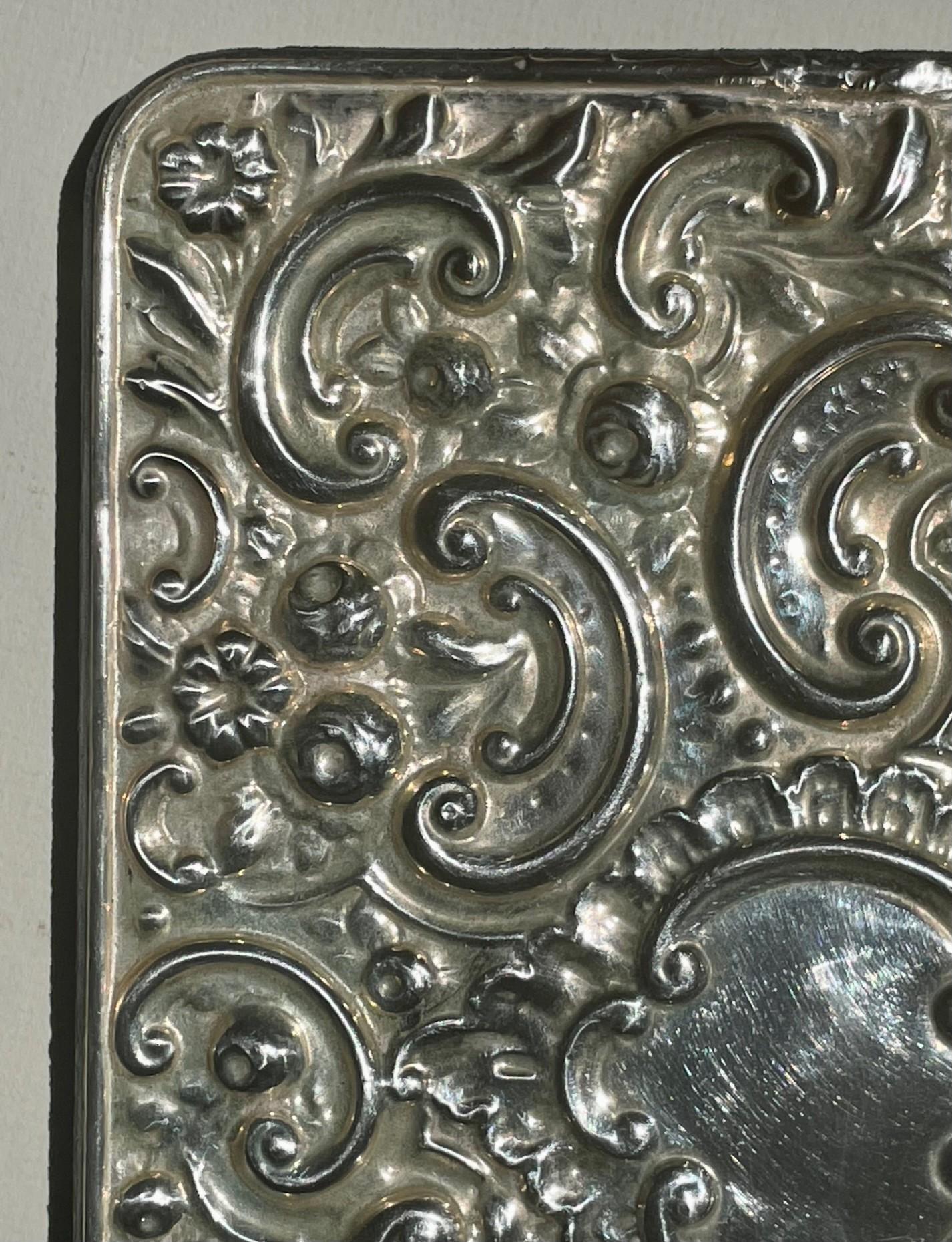 Début du 20ème siècle Antique Repousse Sterling Silver Bevelled Edge Mirror. en vente