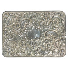 Antiguo espejo Edwardian Repousse de plata de ley con borde biselado.