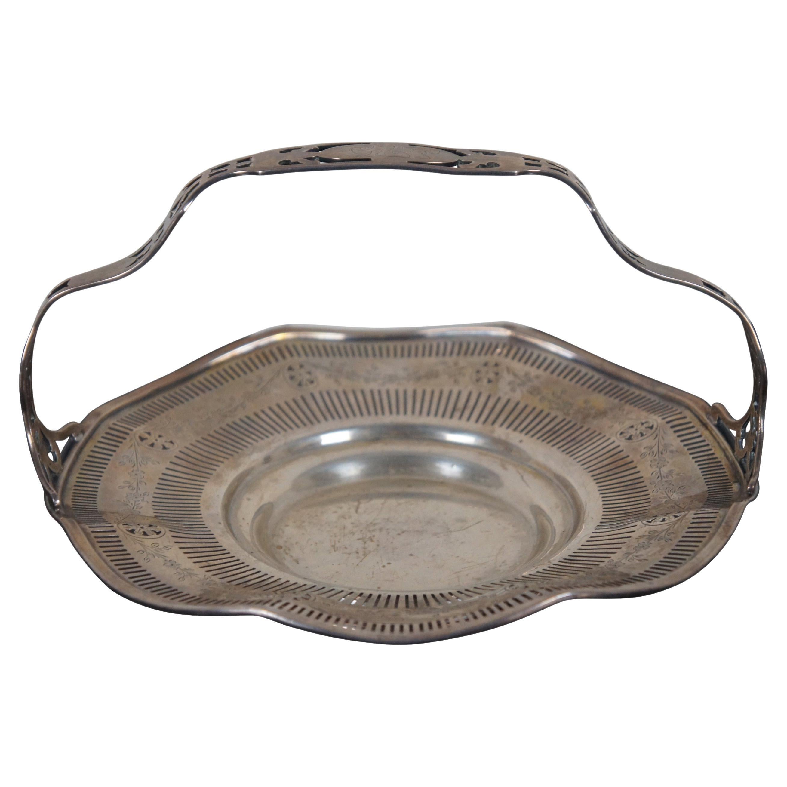 Antigua cesta para servir Gorham de plata de ley 925 de estilo eduardiano numerada 2225A con borde reticulado/perforado, diseños florales grabados y monograma CLF en el asa.
 