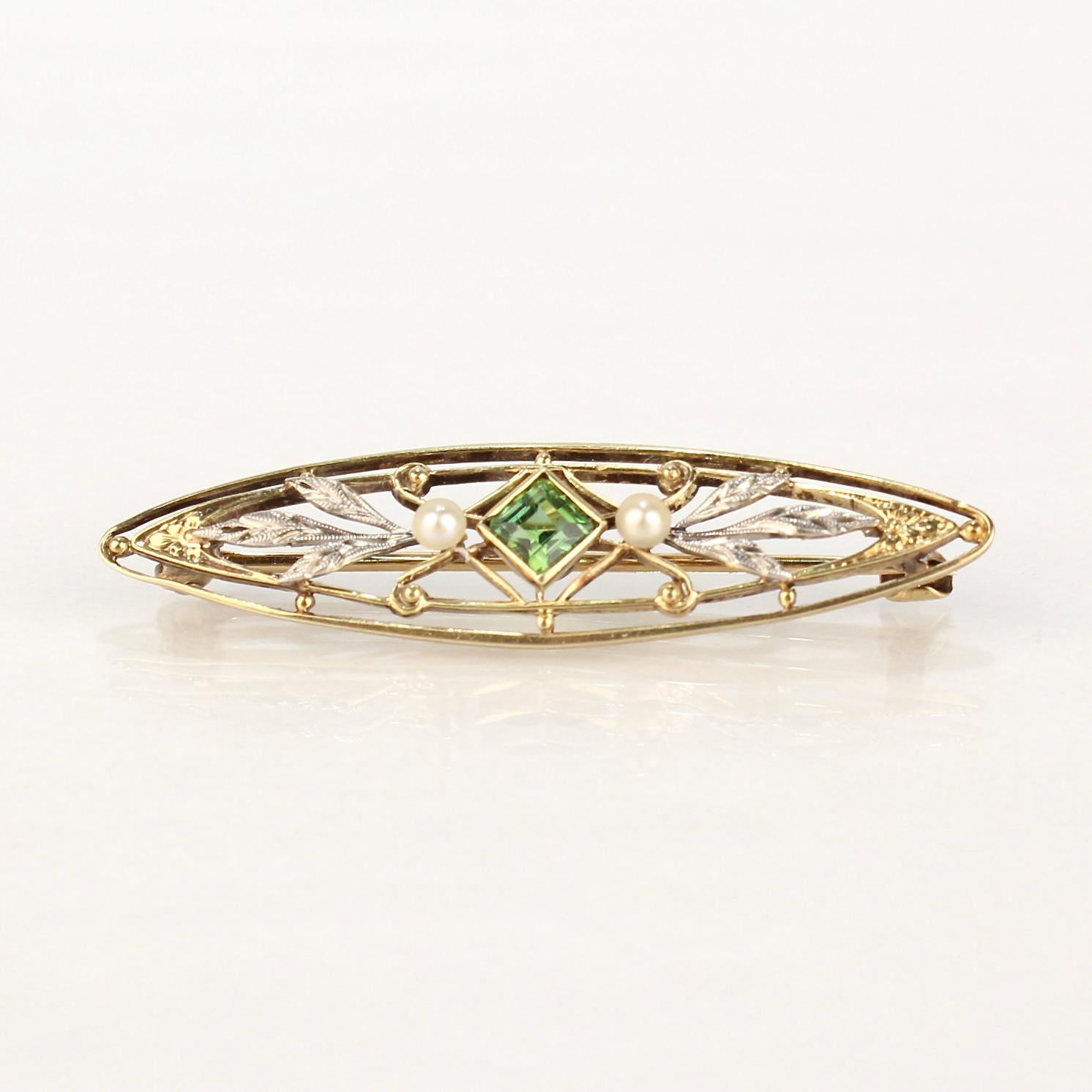 A fine American Art Nouveau Krementz pin.

In 14k gold with reticulation, platinum topped leaves, and a bezel set green amethyst at its center.

Simply a wonderful, delicate piece of American Edwardian period jewelry!  

Date:
Late 19th or very