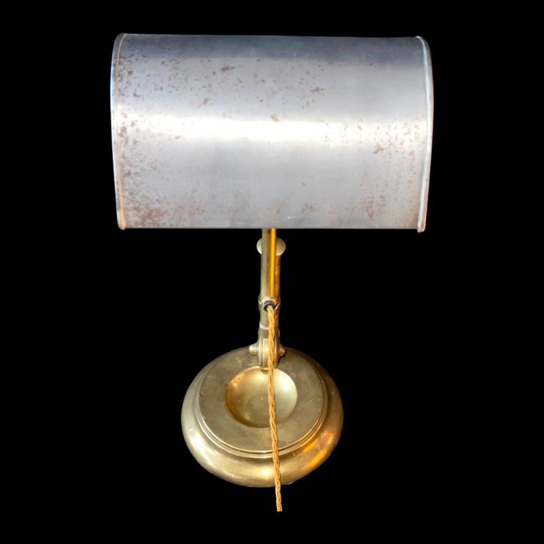 Entdecken Sie den zeitlosen Charme unserer Edwardian Brass & Metal Original Bankers Desk Lamp. Diese exquisite und seltene Angle Poise Lampe verfügt über einen wunderschönen patinierten Metallschirm, der jedem Raum Charakter und Flair verleiht. Auf