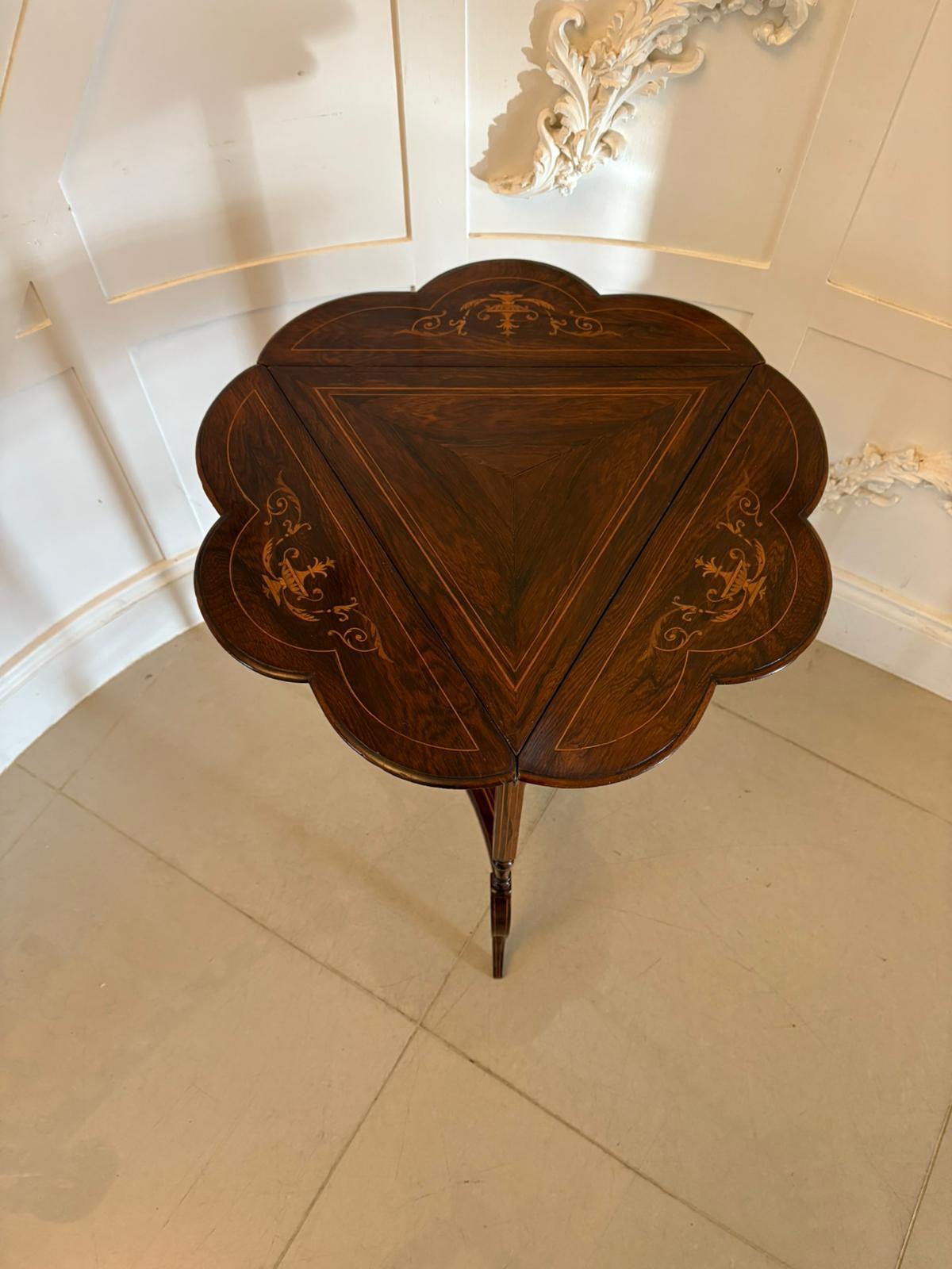 Édouardien Ancienne lampe/table d'appoint édouardienne en bois de rose marqueté à feuilles tombantes en vente