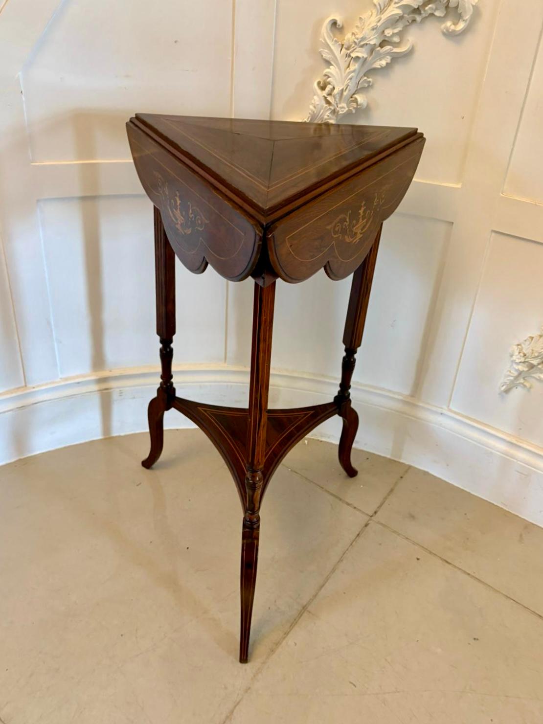 Autre Ancienne lampe/table d'appoint édouardienne en bois de rose marqueté à feuilles tombantes en vente