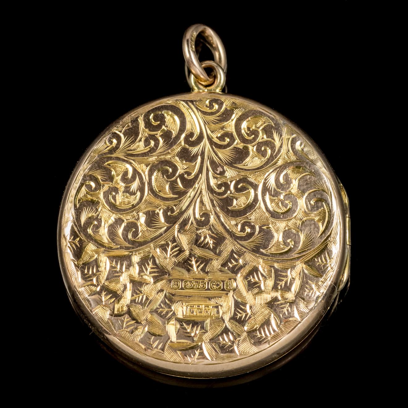 This gorgeous antique Edwardian round 9ct Gold heart locket is dated Birmingham 1908.

The lovely piece is beautifully engraved on the back and front with a pretty Golden heart in the centre.

The locket opens and closes securely with a purple